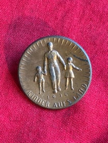 German WWII pin tinnie "KINDER AUFS LAND" 1934
