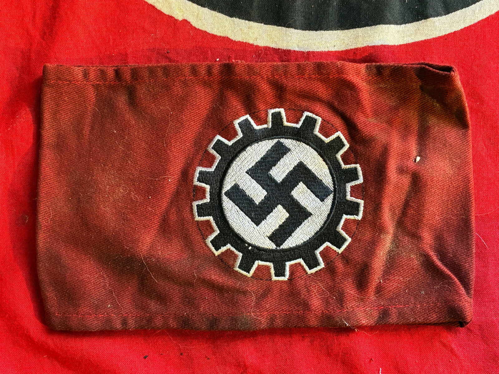 WW2 GERMAN DAF ORTSGRUPPE LEVEL ARMBAND: WW2 GERMAN DAF ORTSGRUPPE LEVEL ARMBAND. A VERY RARE FIND. SHOWS GOOD WEAR AND USE WITH A BEAUTIFUL OVERALL PATINA. COMES FROM A LARGE COLLECTION. PLEASE VIEW ALL DETAILED PICTURES. A VERY RARE EXAMPL