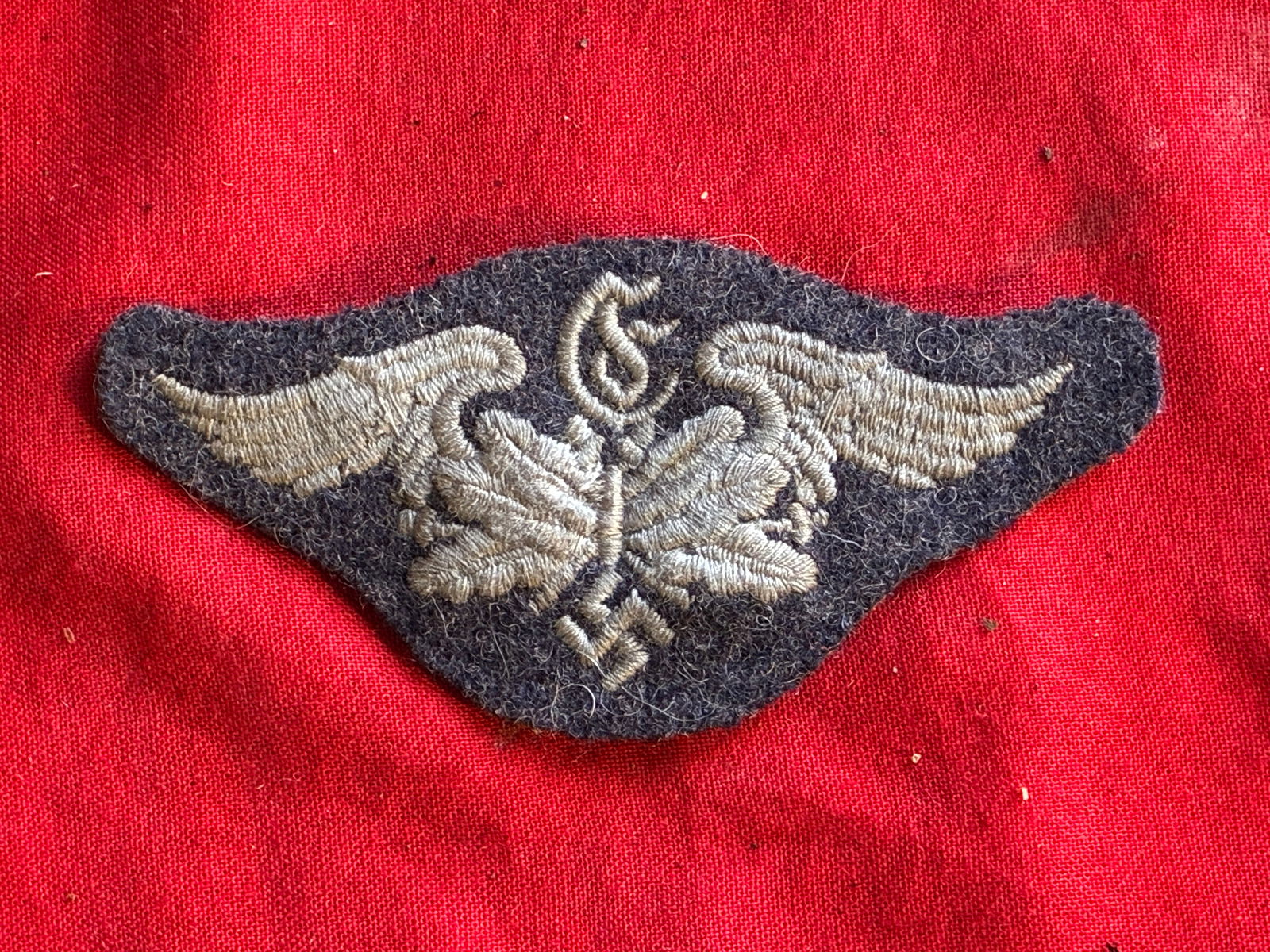 German WWII Luftwaffe Rangefinder Flak Artillery Sleeve Patch: German WWII Luftwaffe Rangefinder Flak Artillery Sleeve Patch- Personnel of the Rangefinder Flak Artillery that is machine embroidered in gray thread on Luftwaffe blue wool cloth.
