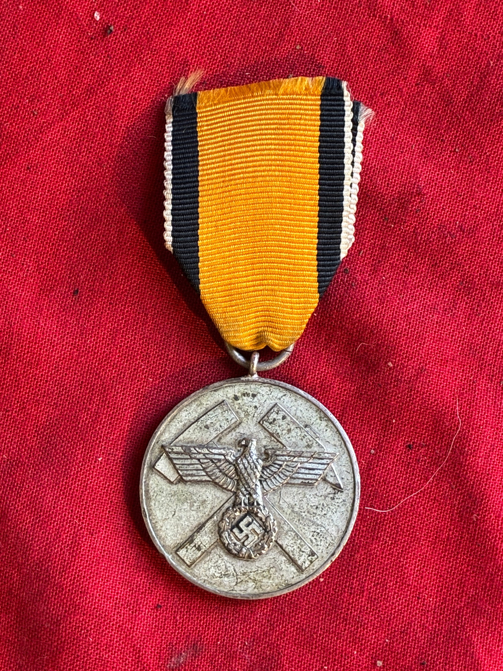 A WW2 German Mine Rescue or Service Medal: A Mine Rescue Medal in Very Good Condition. Scarce award to find, by a prestigious maker, though unmarked, it can be linked back to the firm of Deumer, by association of the other items. Shows good we