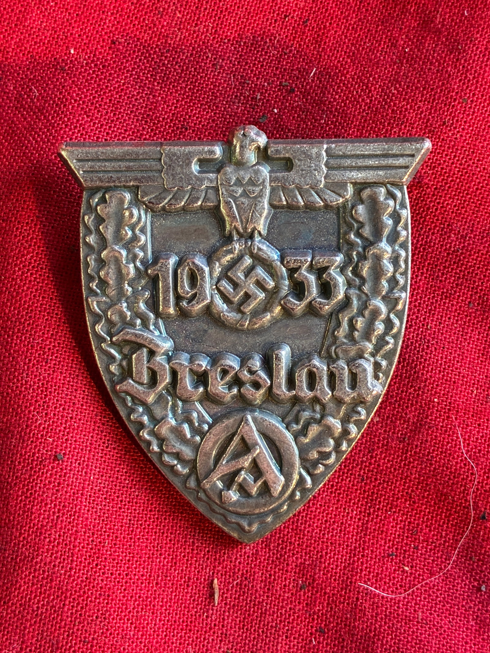 WW2 German 1933 Breslau SA Rally Badge Pin: WW2 German 1933 Breslau SA Rally Badge Pin. A VERY RARE FIND. SHOWS GOOD WEAR AND USE WITH A BEAUTIFUL OVERALL PATINA. COMES FROM A LARGE COLLECTION. PLEASE VIEW ALL DETAILED PICTURES. A VERY RARE EXA
