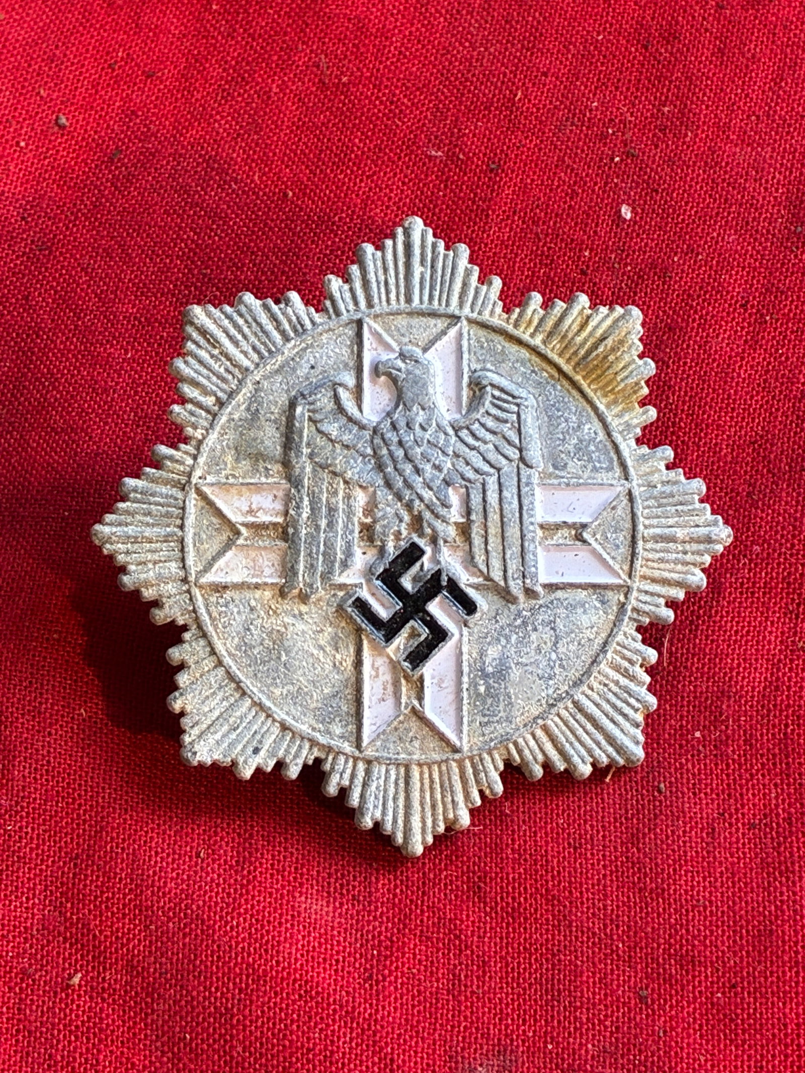 RARE WW2 GERMAN SS JAGDKOMANDO BADGE BY GES. GESCH.: RARE WW2 GERMAN SS JAGDKOMANDO BADGE BY GES. GESCH. A VERY RARE FIND. SHOWS GOOD WEAR AND USE WITH A BEAUTIFUL OVERALL PATINA. SHOWS GOOD WEAR AND USE. PLEASE VIEW ALL DETAILED PICTURES. A SCARCE EXAM