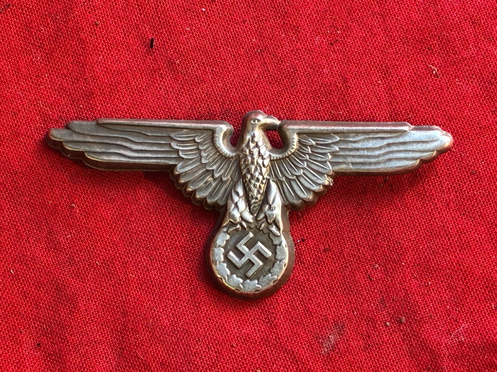 SCARCE WW2 GERMAN WAFFEN SS VISOR CAP EAGLE IN ALUMINUM: SCARCE WW2 GERMAN WAFFEN SS VISOR CAP EAGLE IN ALUMINUM. A VERY RARE EXAMPLE THAT IS IN MINT OVERALL SHAPE AND CONDITION WITH A BEAUTIFUL OVERALL PATINA. SHOWS GOOD WEAR AND USE. PLEASE VIEW ALL DETAI