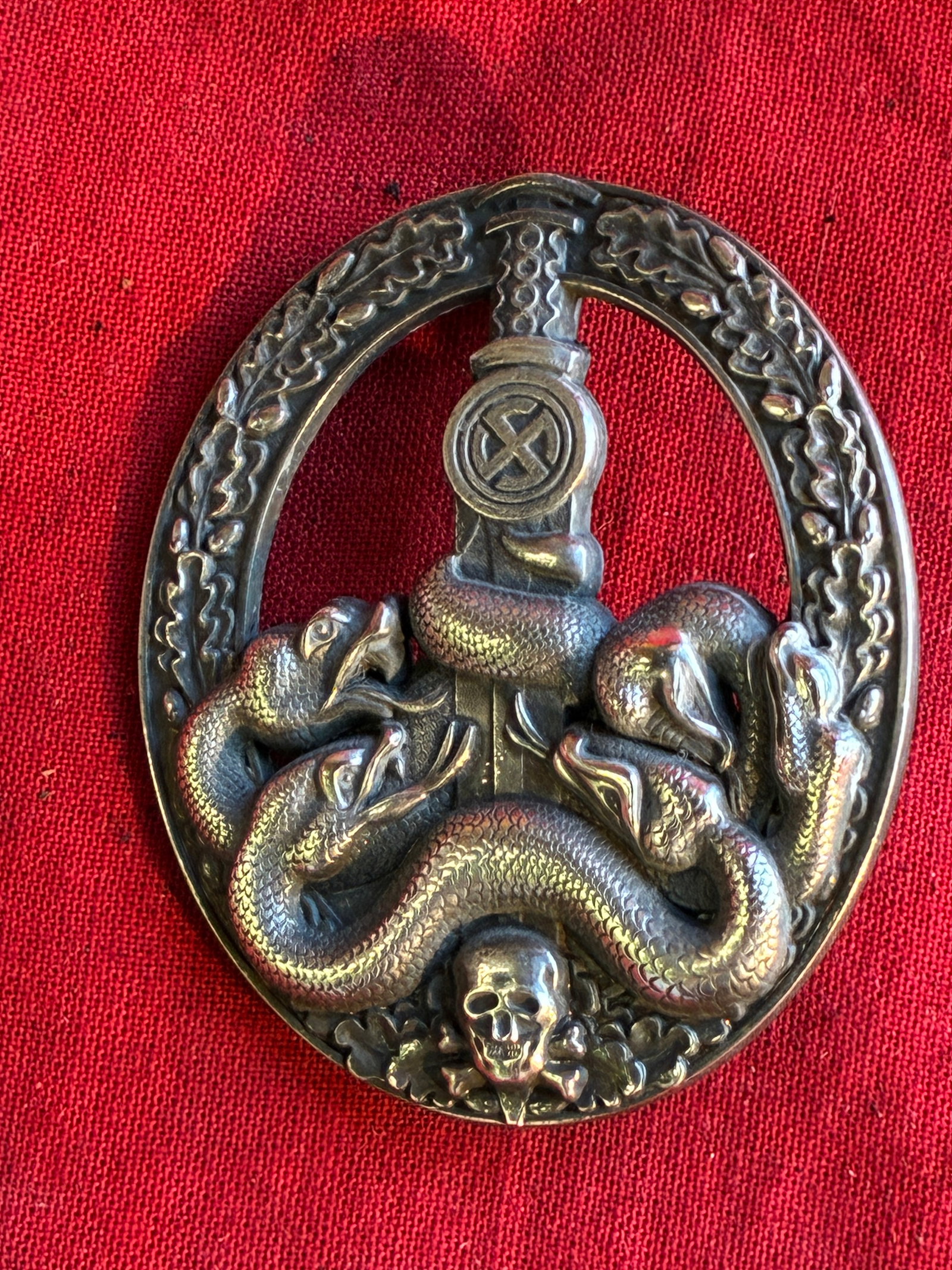 WW2 GERMAN WEHRMACHT ANTI-PARTISAN BADGE - BRONZE GRADE: WW2 GERMAN WEHRMACHT ANTI-PARTISAN BADGE - BRONZE GRADE. A RARE EXAMPLE. SHOWS GOOD WEAR AND USE WITH A BEAUTIFUL OVERALL PATINA. PLEASE VIEW ALL DETAILED PICTURES. A VERY RARE EXAMPLE.