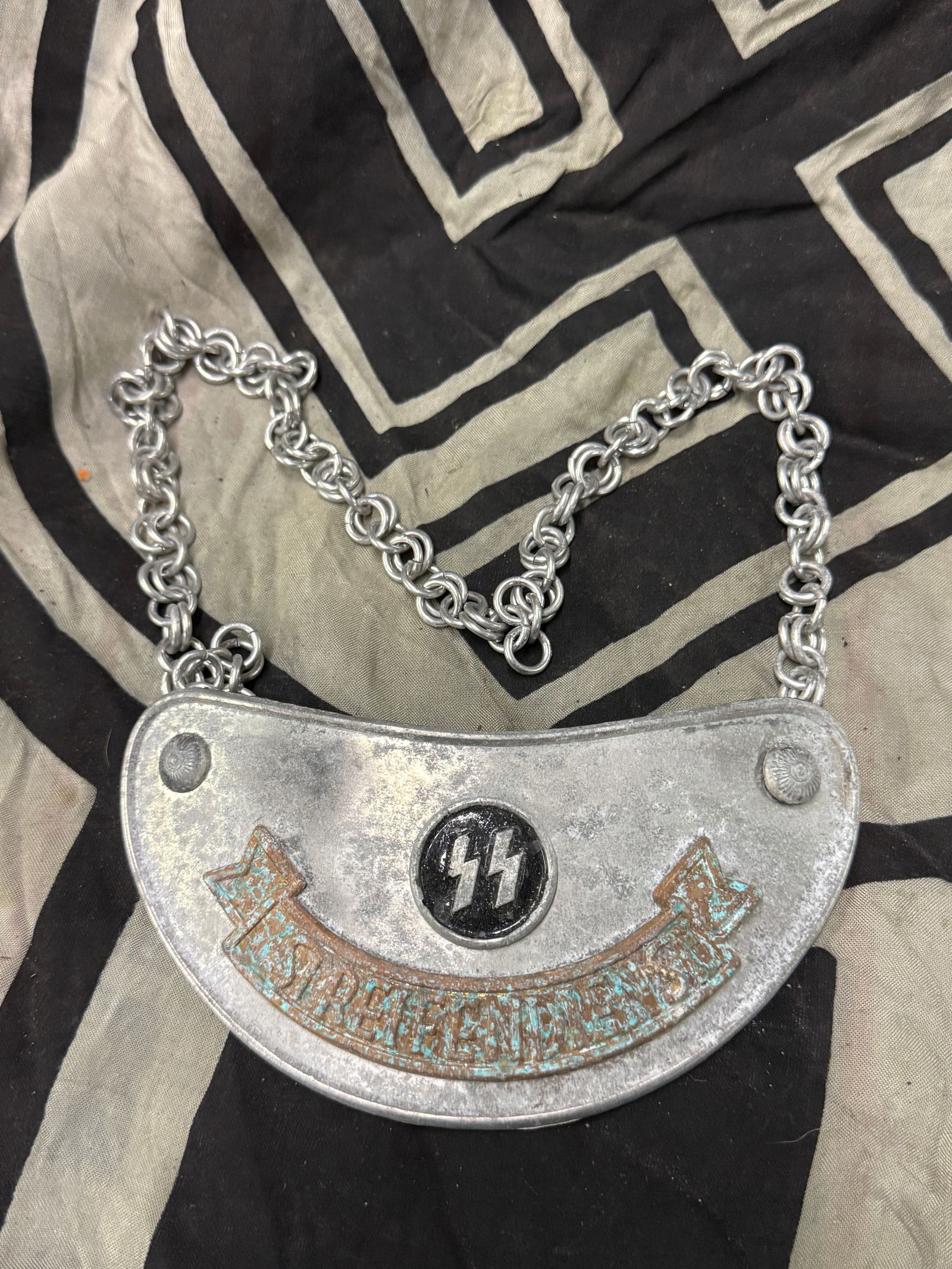 WW2 GERMAN SS STREIFENDIENST WIRELESS POLICE GORGET: WW2 GERMAN SS STREIFENDIENST WIRELESS POLICE GORGET. SHOWS GOOD WEAR AND USE WITH A BEAUTIFUL OVERALL PATINA. COMES COMPLETE WITH NO MISSING PIECES. PLEASE VIEW ALL DETAILED PICTURES. A RARE EXAMPLE O