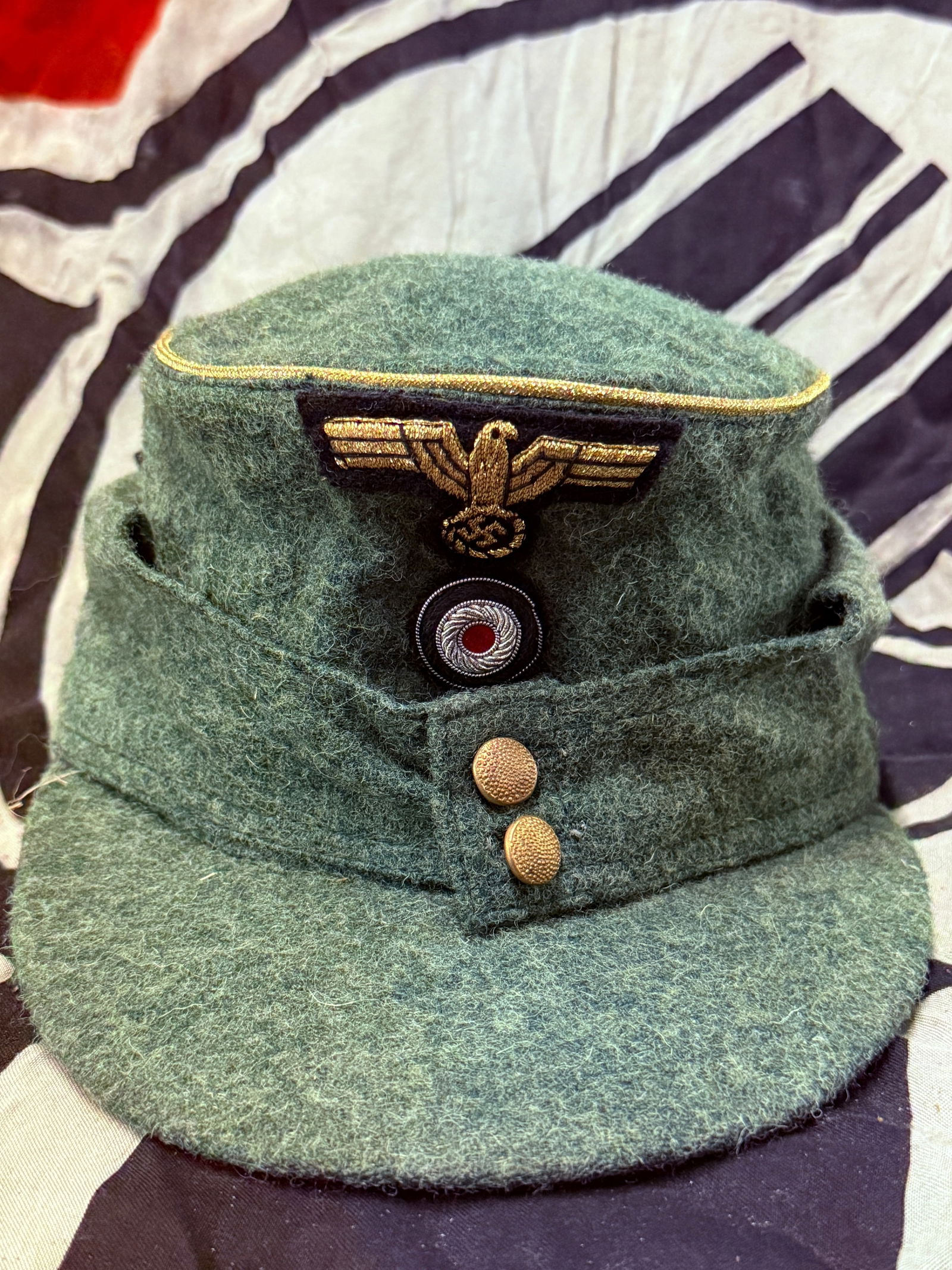 German WWII Kriegsmarine Officer Coastal Artillery M43 Field Cap: German WWII Kriegsmarine Officer Coastal Artillery M43 Field Cap. (Marineartillerie Einheitsfeldmütze). A field cap constructed of field-grey wool, with fold-down sides and back panels with gently sl