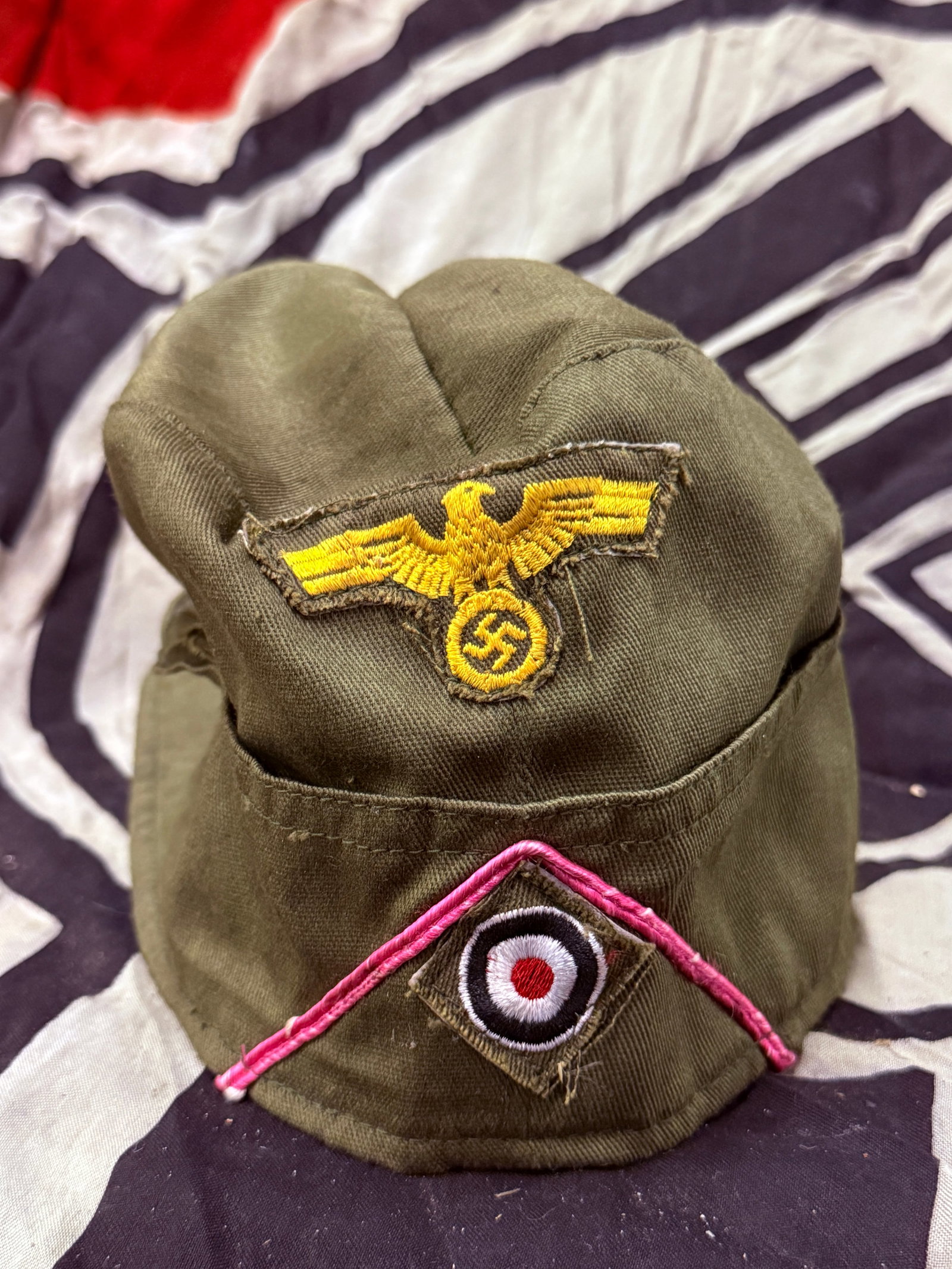 SCARCE WW2 GERMAN PANZER EM/NCO'S TROPICAL OVERSEAS CAP (TROPENFELDMUTZE) WITH MAKER MARKS: SCARCE WW2 GERMAN PANZER EM/NCO'S TROPICAL OVERSEAS CAP (TROPENFELDMUTZE) WITH MAKER MARKS. A VERY RARE FIND. SHOWS GOOD WEAR AND USE WITH A BEAUTIFUL OVERALL PATINA. HAS THE MAKER MARKS STAMP ON THE 