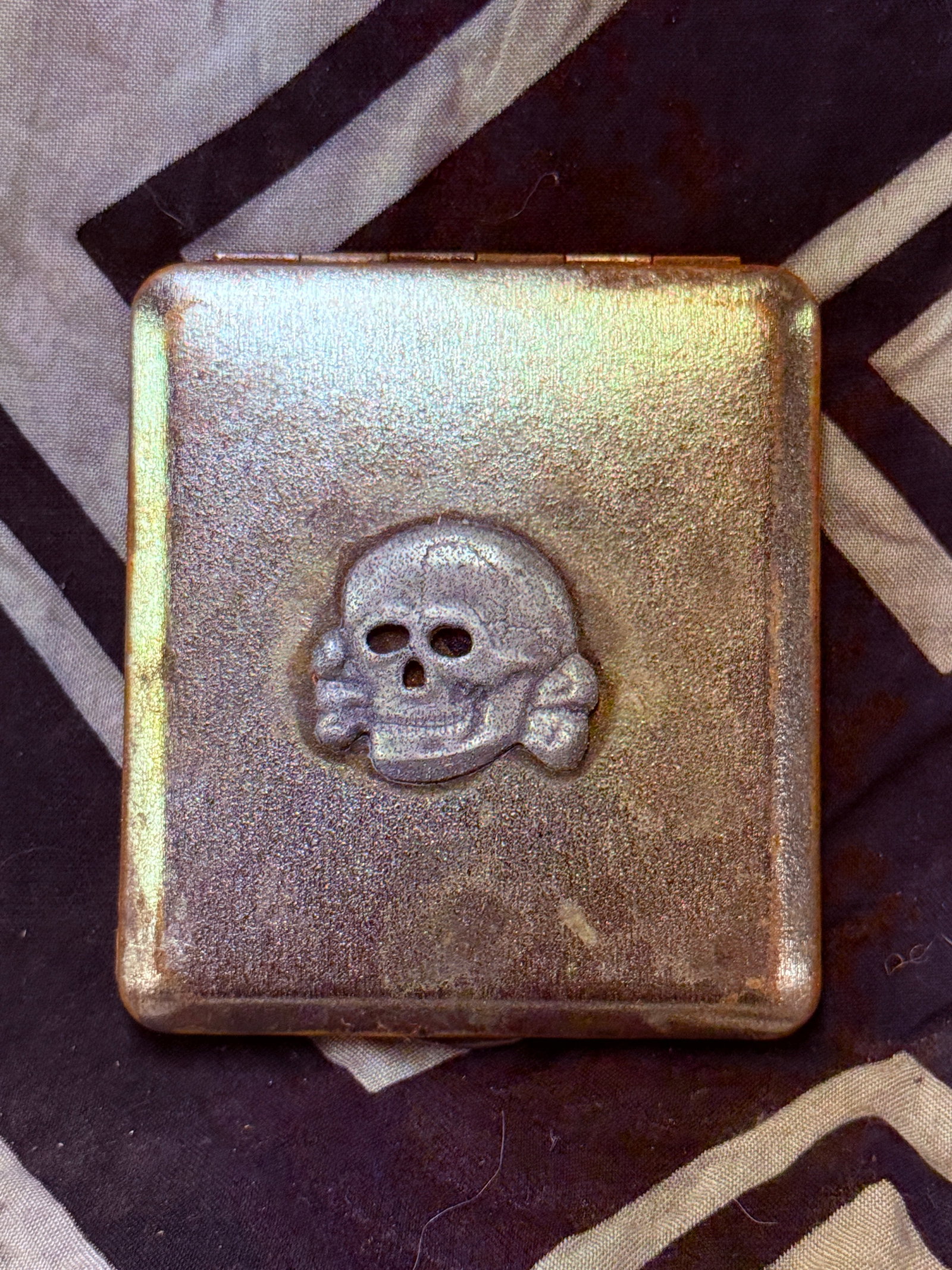 WW2 GERMAN TOTENKOPF SS DEATH SKULL CIGARETTE CASE MAKER MARKED ON INSIDE: WW2 GERMAN TOTENKOPF SS DEATH SKULL CIGARETTE CASE MAKER MARKED ON INSIDE. A VERY RARE EXAMPLE THAT IS IN MINT OVERALL SHAPE AND CONDITION WITH A BEAUTIFUL OVERALL PAITNA. SHOWS GOOD WEAR AND USE. PLE