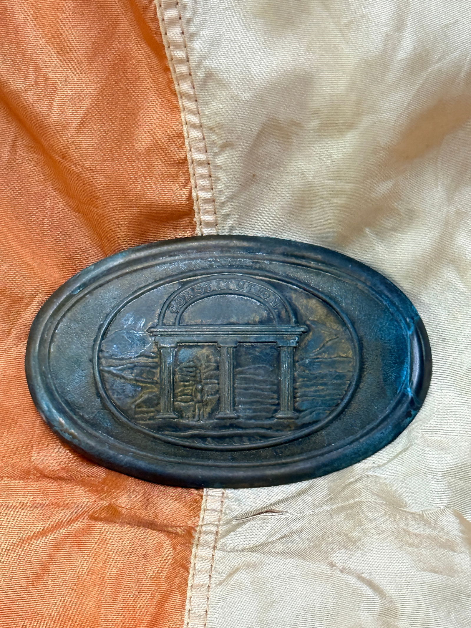 CIVIL WAR CONFEDERATE CSA GEORGIA STATE OVAL BELT BUCKLE WITH PUPPY PAW HOOKS: CIVIL WAR CONFEDERATE CSA GEORGIA STATE OVAL BELT BUCKLE WITH PUPPY PAW HOOKS. A VERY RARE EXAMPLE THAT IS IN MINT OVERALL SHAPE AND CONDITION WITH A BEAUTIFUL OVERALL PATINA. HAS A GREAT LOOK TO IT W