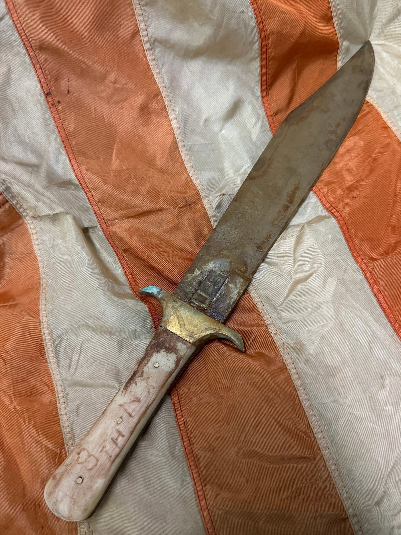 SCARCE CIVIL WAR 8TH NEW YORK BOWIE KNIFE MARKED US: SCARCE CIVIL WAR 8TH NEW YORK BOWIE KNIFE MARKED US. A VERY RARE EXAMPLE THAT IS IN MINT OVERALL SHAPE AND CONDITION WITH A BEAUTIFUL OVERALL PATINA. HAS A GREAT LOOK TO IT WITH AN EXCELLENT OVERALL E