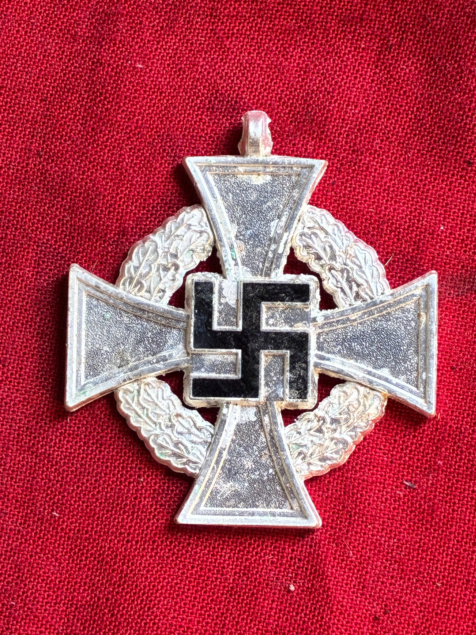 SCARCE WW2 GERMAN 3RD REICH TREUE DIENST EHRENZEICHEN 25 YEARS CROSS: SCARCE WW2 GERMAN 3RD REICH TREUE DIENST EHRENZEICHEN 25 YEARS CROSS. A RARE FIND. SHOWS GOOD WEAR AND USE WITH A BEAUTIFUL OVERALL PATINA. PLEASE VIEW ALL DETAILED PICTURES. A RARE EXAMPLE OF THE TIM