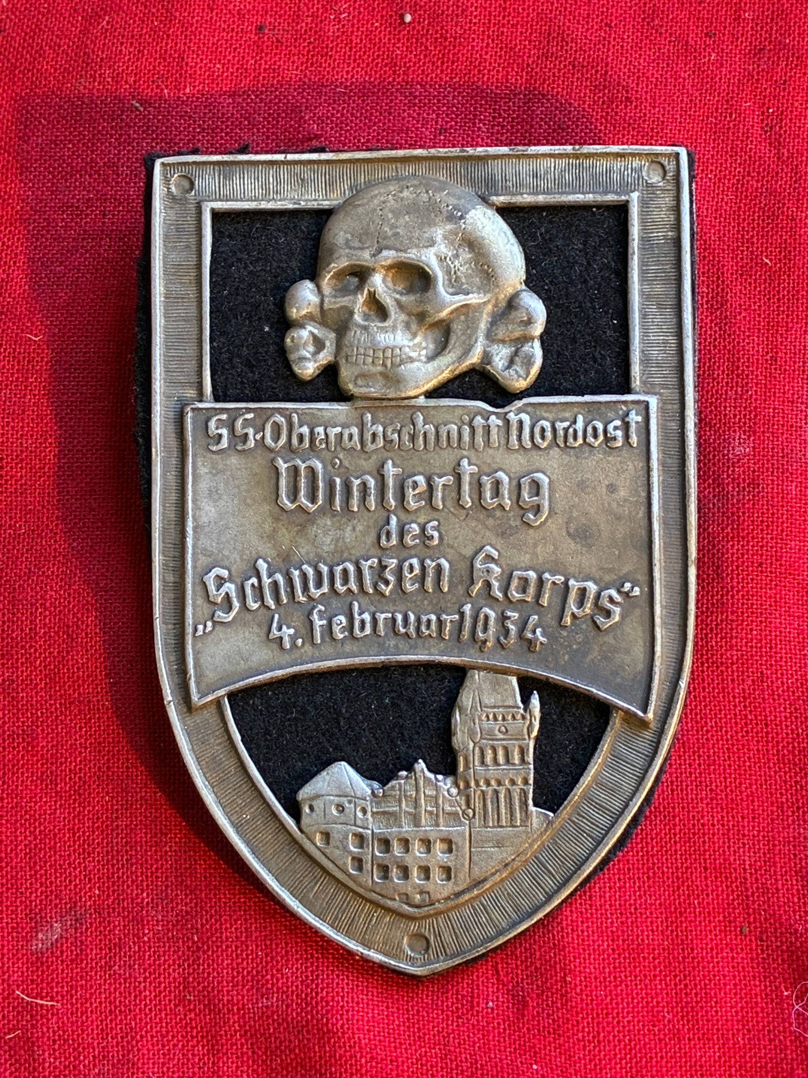 A WW2 GERMAN 3RD REICH 1934 SS SCHWARZEN KORPS SHIELD BY GES. GESCH.: A WW2 GERMAN 3RD REICH 1934 SS SCHWARZEN KORPS SHIELD BY GES. GESCH. This is a German WWII Nazi 1934 SS Schwarzen Korps Wintertag shield, featuring the Totenkopf Death's Head insignia in the upper par