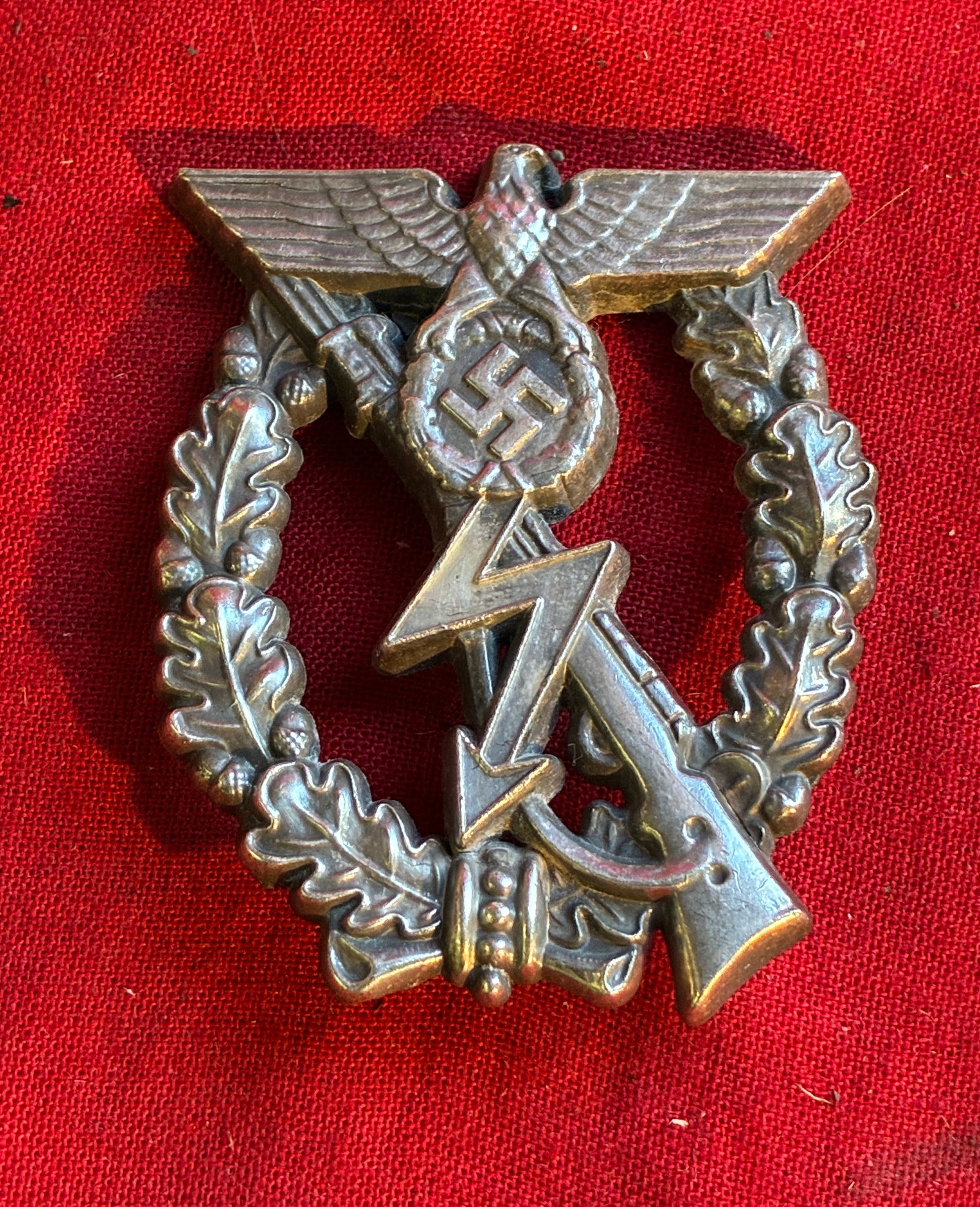 WW2 German Luftwaffe Ground Combat Badge: WW2 German Luftwaffe Ground Combat Badge. Shows good wear and use with a beautiful overall patina. Please view all detailed pictures. A rare example of the time period. Missing the latch on the revers