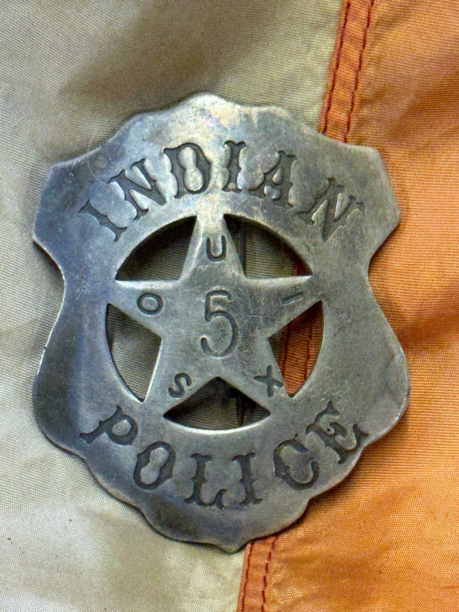 ANTIQUE 1800'S SOUIX INDIAN POLICE #5 BADGE: ANTIQUE 1800'S SOUIX INDIAN POLICE #5 BADGE. A VERY RARE EXAMPLE THAT IS IN MINT OVERALL SHAPE AND CONDITION WITH A BEAUTIFUL OVERALL PATINA. HAS A GREAT LOOK TO IT WITH AN EXCELLENT OVERALL EYE APPEA