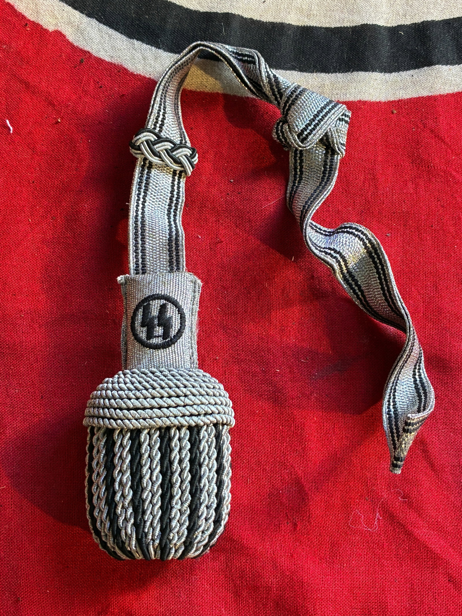 WWII GERMAN WAFFEN SS OFFICER DEGEN SWORD: WWII GERMAN WAFFEN SS OFFICER DEGEN SWORD. IN EXCELLENT OVERALL SHAPE AND CONDITION WITH A BEAUTIFUL OVERALL PATINA. SHOWS GOOD WEAR AND USE. PLEASE VIEW ALL DETAILED PICTURES. A RARE EXAMPLE OF THE T