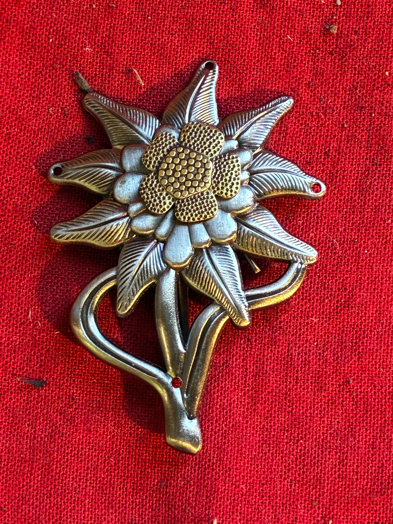 WWII GERMAN EM EDELWEISS MOUNTAIN CAP BADGE MEDAL: WWII GERMAN EM EDELWEISS MOUNTAIN CAP BADGE MEDAL. A RARE FIND. SHOWS GOOD WEAR AND USE WITH A BEAUTIFUL OVERALL PATINA. PLEASE VIEW ALL DETAILED PICTURES. A RARE EXAMPLE OF THE TIME PERIOD.