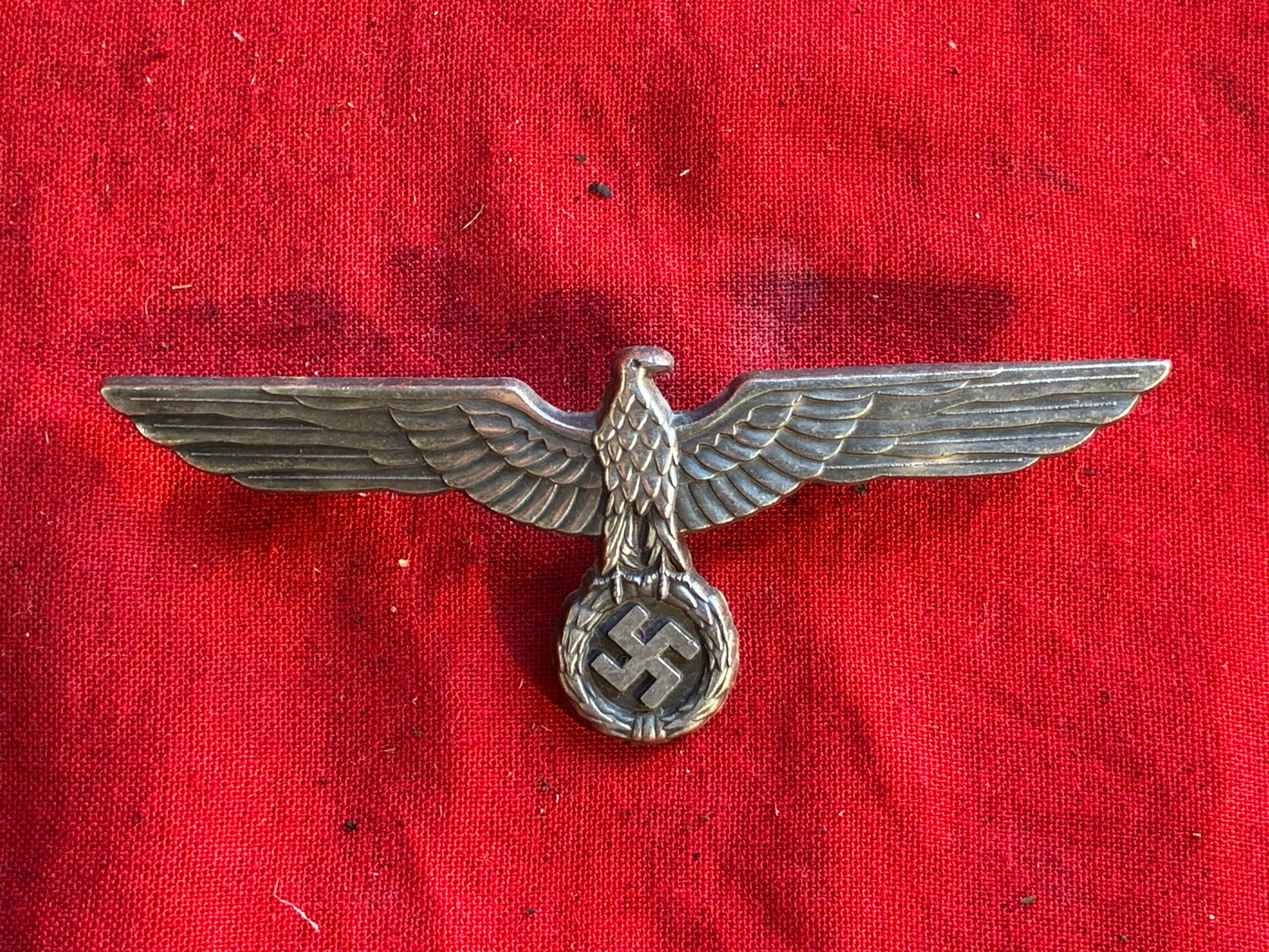 WWII GERMAN ARMY OFFICERS WHITE SUMMER TUNIC BREAST EAGLE BY ASSMANN: WWII GERMAN ARMY OFFICERS WHITE SUMMER TUNIC BREAST EAGLE BY ASSMANN. WWII GERMAN ARMY OFFICERS WHITE SUMMER TUNIC BREAST EAGLE. ALUMINUM CONSTRUCTION. MEASURES 3 3/4? FROM WING TIP TO WING TIP. GOOD 