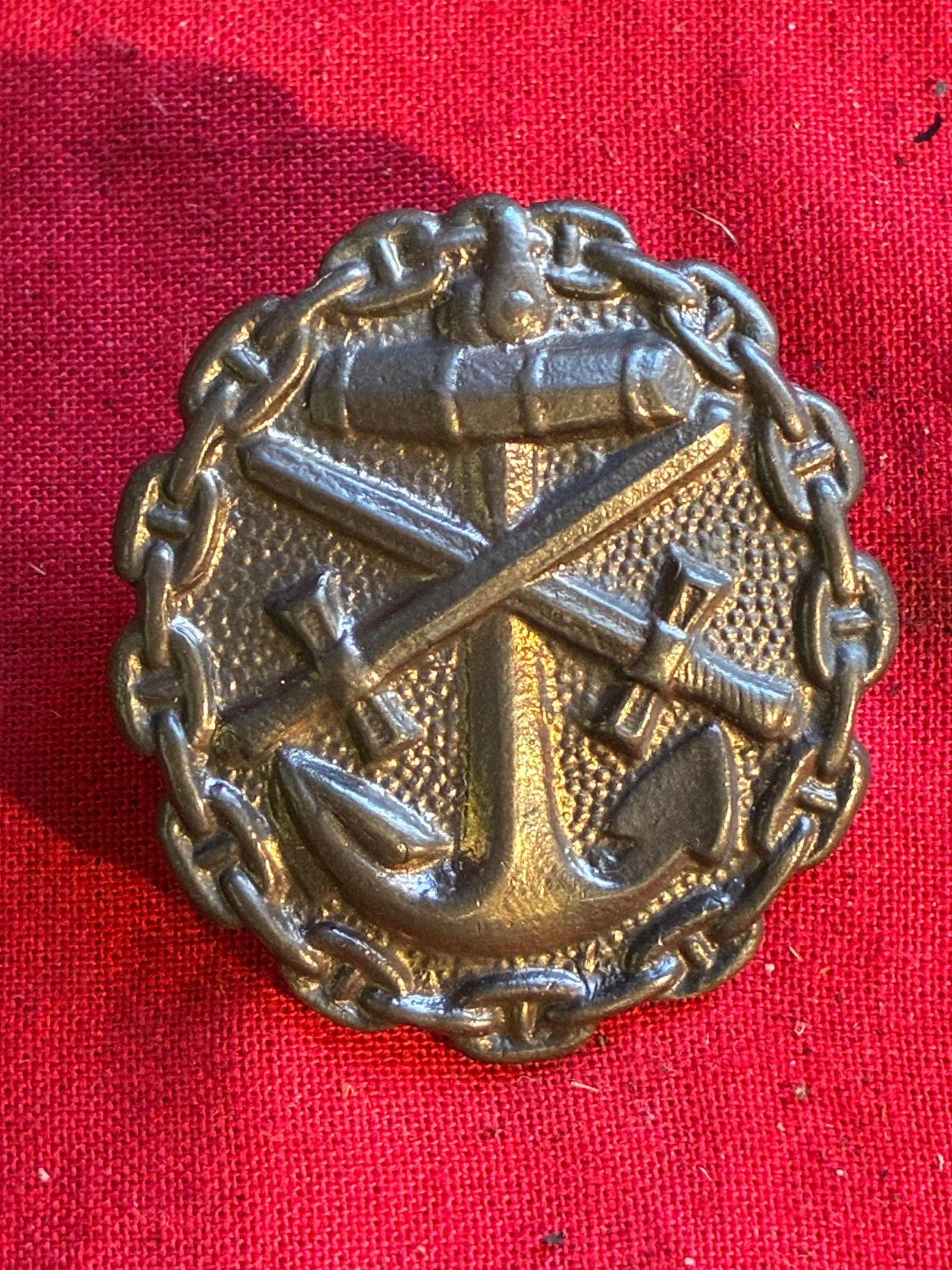 WW1 German Marine wound badge in gold: Marine wound badge in gold. Tombak construction with soldered on set up. Very good condition with small signs of age. High quality crisp example! No repairs, no damage.