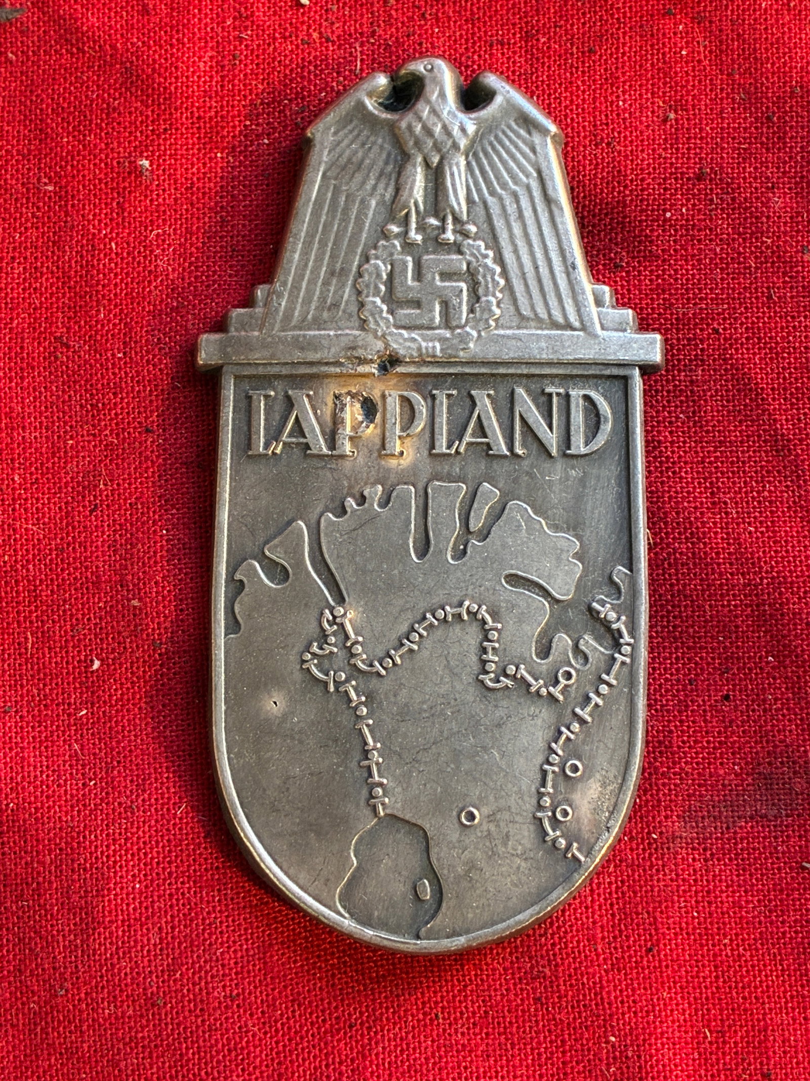 RARE WW2 GERMAN LAPPLAND SHIELD BADGE: RARE WW2 GERMAN LAPPLAND SHIELD BADGE. The Lappland Shield (or Lapplandschild in German) is a World War II German military decoration awarded to military personnel which had been fighting a two-front 