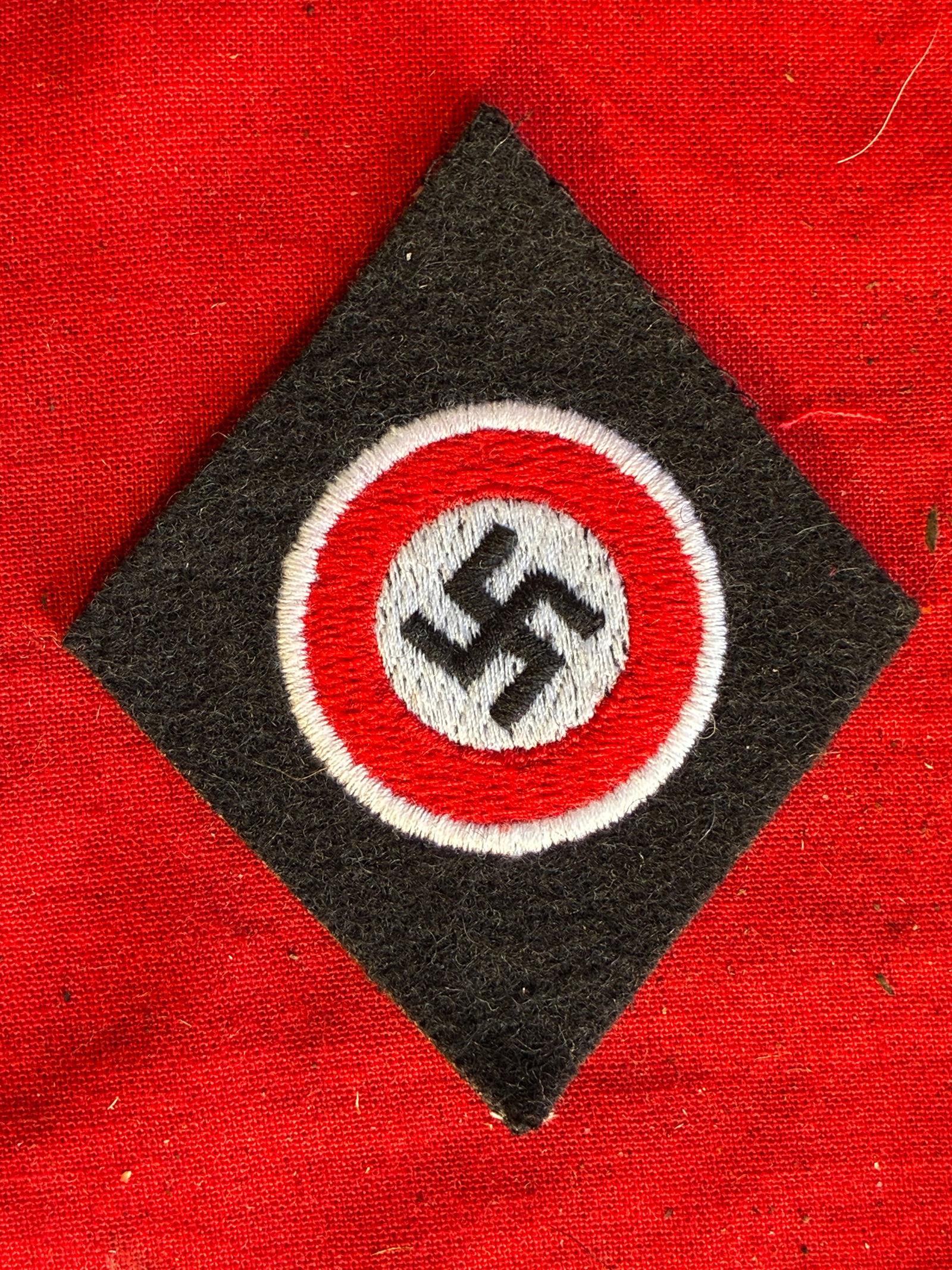 WW2 GERMAN NSDAP SA Stabsleiter sleeve diamond: NSDAP SA Stabsleiter sleeve diamond. Wool contruction with embroidered party pin. Excellent condition with maker on the reverse. No repairs, no damage.