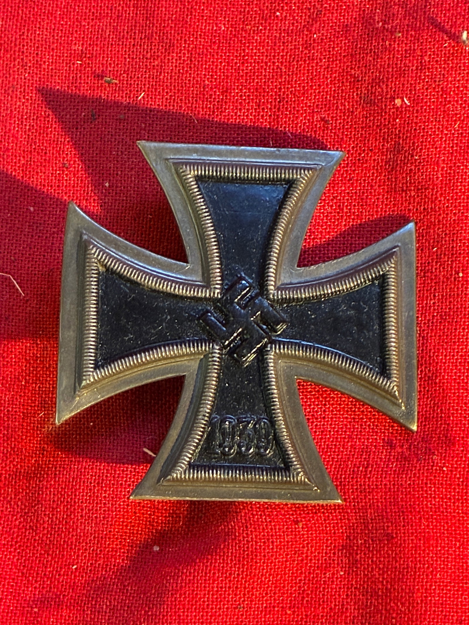 RARE WW2 GERMAN 1939 IRON CROSS MEDAL BADGE: RARE WW2 GERMAN 1939 IRON CROSS MEDAL BADGE. A VERY RARE FIND THAT IS IN MINT OVERALL SHAPE AND CONDITION WITH A BEAUTIFUL OVERALL PATINA. SHOWS GOOD WEAR AND USE. PLEASE VIEW ALL DETAILED PICTURES. A