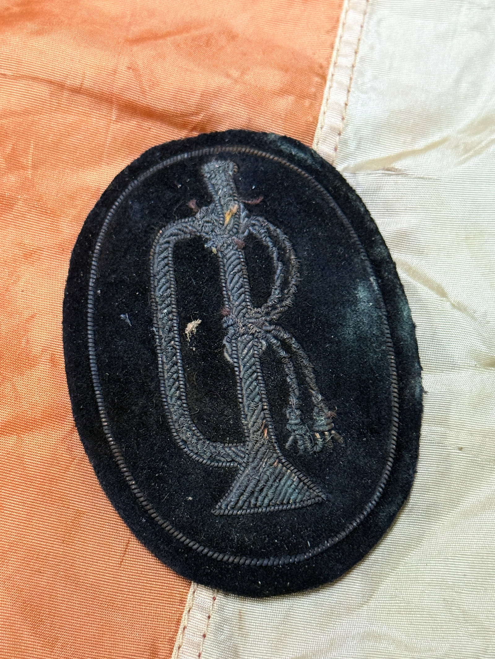 CIVIL WAR MOUNTED RIFLEMAN SHARP-SHOOTER BULLION CLOTH BADGE BY SCHUYLER HARTLEY & GRAHAM: CIVIL WAR MOUNTED RIFLEMAN SHARP-SHOOTER BULLION CLOTH BADGE BY SCHUYLER HARTLEY & GRAHAM. A VERY RARE FIND. SHOWS GOOD WEAR AND USE WITH A BEAUTIFUL OVERALL PATINA. HAS A GREAT LOOK TO IT WITH AN EXC