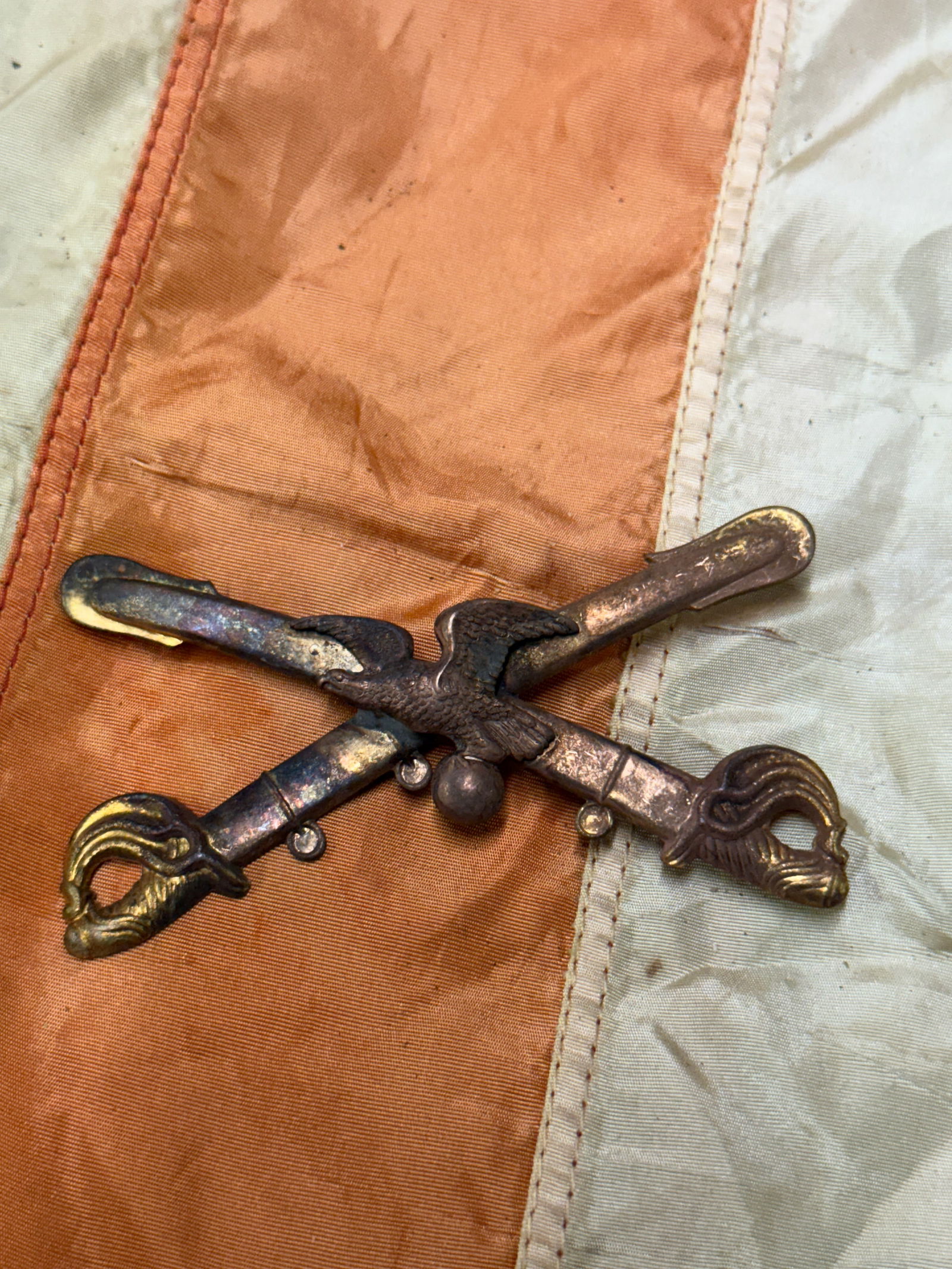 CIVIL WAR NY CAVALRY CROSSED SABERS HEADGEAR BADGE INSIGNIA: CIVIL WAR NY CAVALRY CROSSED SABERS HEADGEAR BADGE INSIGNIA. A VERY RARE FIND. SHOWS GOOD WEAR AND USE WITH A BEAUTIFUL OVERALL PATINA. HAS A GREAT LOOK TO IT WITH AN EXCELLENT OVERALL EYE APPEAL. PLE