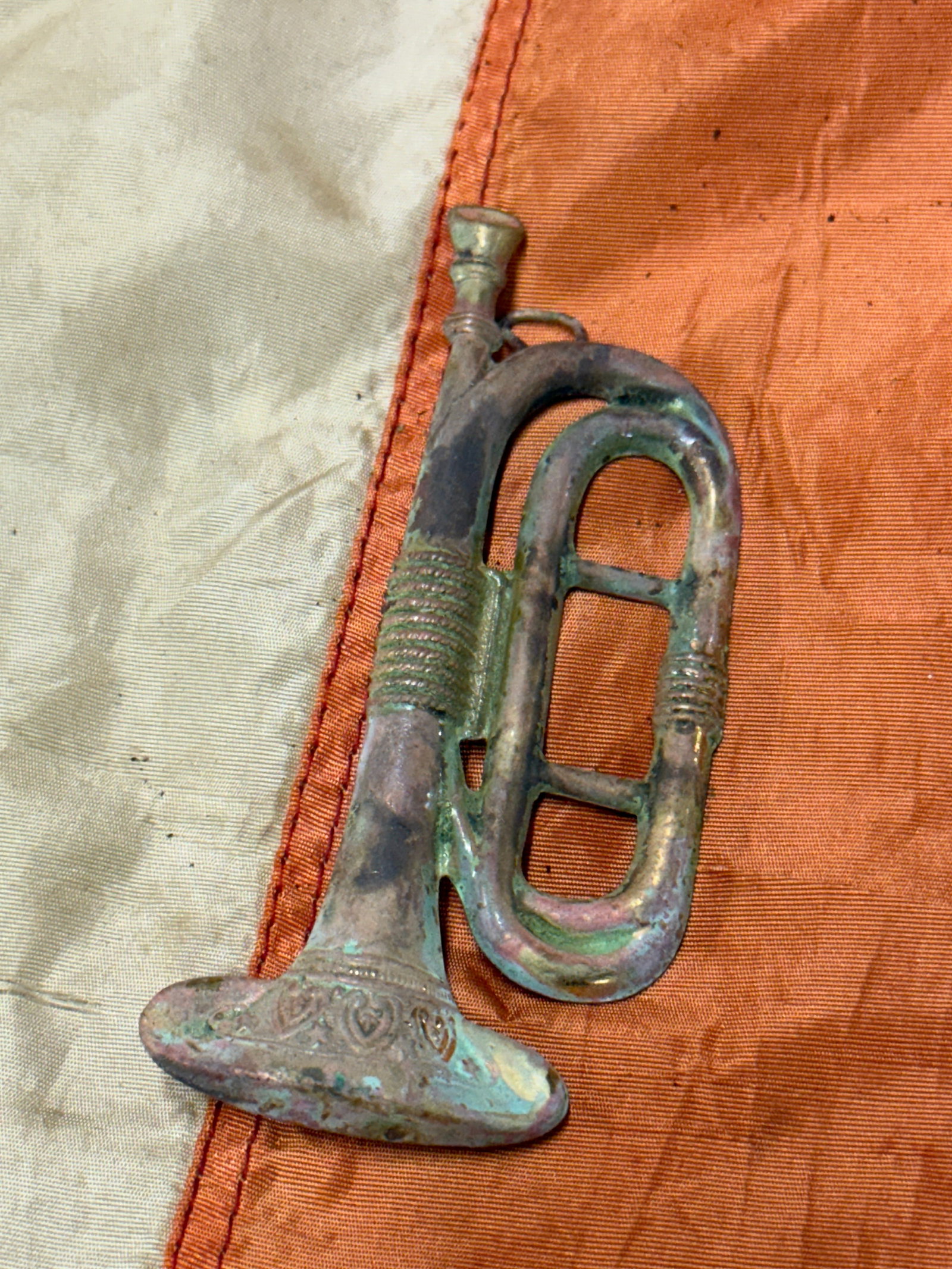 M1858 CIVIL WAR SHARP-SHOOTER RIFLEMAN HEADGEAR BADGE INSIGNIA: M1858 CIVIL WAR SHARP-SHOOTER RIFLEMAN HEADGEAR BADGE INSIGNIA. A VERY RARE FIND. SHOWS GOOD WEAR AND USE WITH A BEAUTIFUL OVERALL PATINA. HAS A GREAT LOOK TO IT WITH AN EXCELLENT OVERALL EYE APPEAL. 