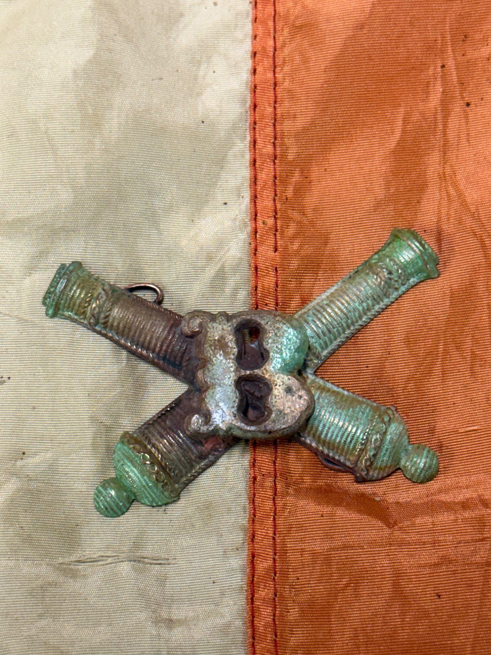 CIVIL WAR CROSSED CANNONS CO. B HEAVY ARTILLERY HEADGEAR BADGE INSIGNIA: CIVIL WAR CROSSED CANNONS CO. B HEAVY ARTILLERY HEADGEAR BADGE INSIGNIA. A VERY RARE FIND. SHOWS GOOD WEAR AND USE WITH A BEAUTIFUL OVERALL PATINA. HAS A GREAT LOOK TO IT WITH AN EXCELLENT OVERALL EYE