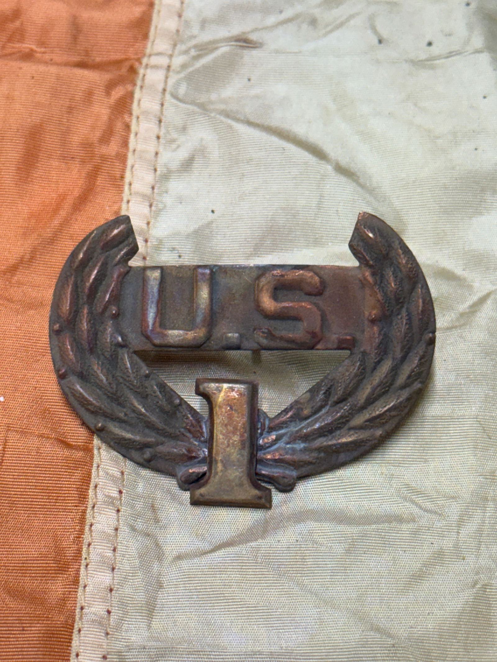 CIVIL WAR UNION U.S. 1ST DIVISION HEADGEAR BADGE INSIGNIA: CIVIL WAR UNION U.S. 1ST DIVISION HEADGEAR BADGE INSIGNIA. A VERY RARE FIND. MAKER MARKED ON THE BLADE. HAS BEAUTIFUL EBONY WOOD HANDLES THAT ARE TACKED. THE BLADE IS MAKER MARKED. COMES WITH THE ORIG