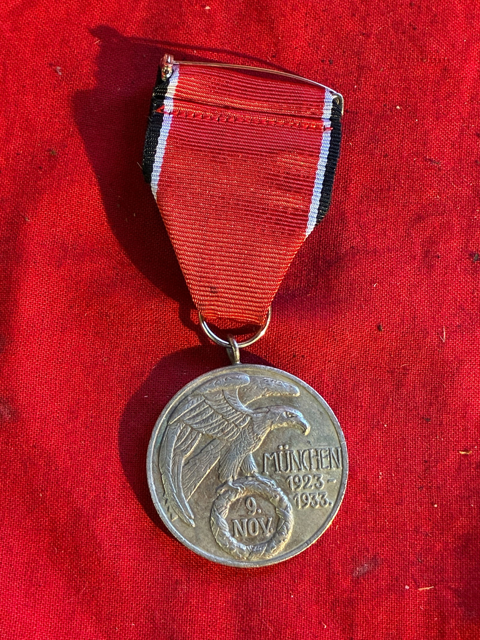WWII GERMAN 1923 1933 BLOOD ORDER MEDAL: WWII GERMAN 1923 1933 BLOOD ORDER MEDAL. Measures 1 5/8 inch diameter. Obverse shows a spread winged eagle clutching a round oak leaf wreath in his talons. It reads ?9 NOV MUNCHEN 1923 ? 1933?. Revers