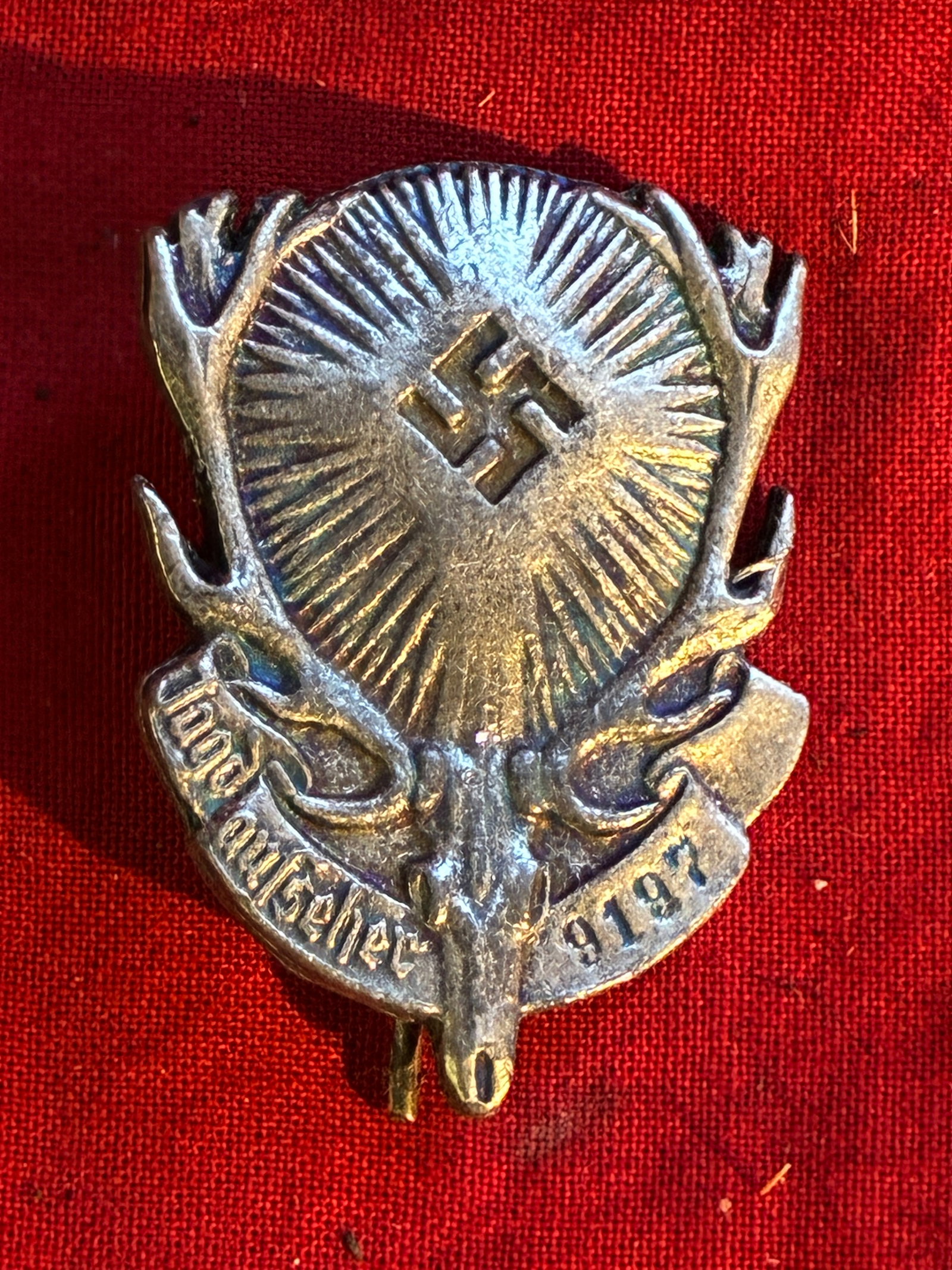 WW2 GERMAN HUNTING ASSOCIATION BADGE IN SILVER: WW2 GERMAN HUNTING ASSOCIATION BADGE IN SILVER. A VERY RARE FIND. SHOWS GOOD WEAR AND USE WITH A BEAUTIFUL OVERALL PATINA. PLEASE VIEW ALL DETAILED PICTURES. A SCARCE EXAMPLE OF THE TIME PERIOD.