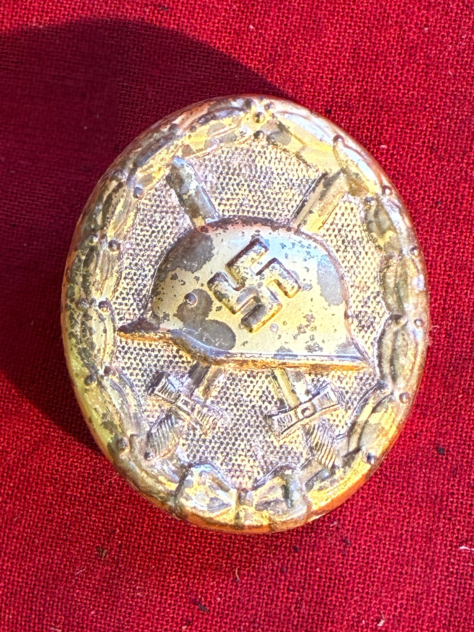 RARE WW2 GERMAN WOUND BADGE IN SILVER BATTLE USED CONDITION MARKED 30: RARE WW2 GERMAN WOUND BADGE IN SILVER BATTLE USED CONDITION MARKED 30. A VERY RARE FIND. SHOWS GOOD WEAR AND USE WITH A BEAUTIFUL OVERALL PATINA. PLEASE VIEW ALL DETAILED PICTURES. A RARE EXAMPLE OF T