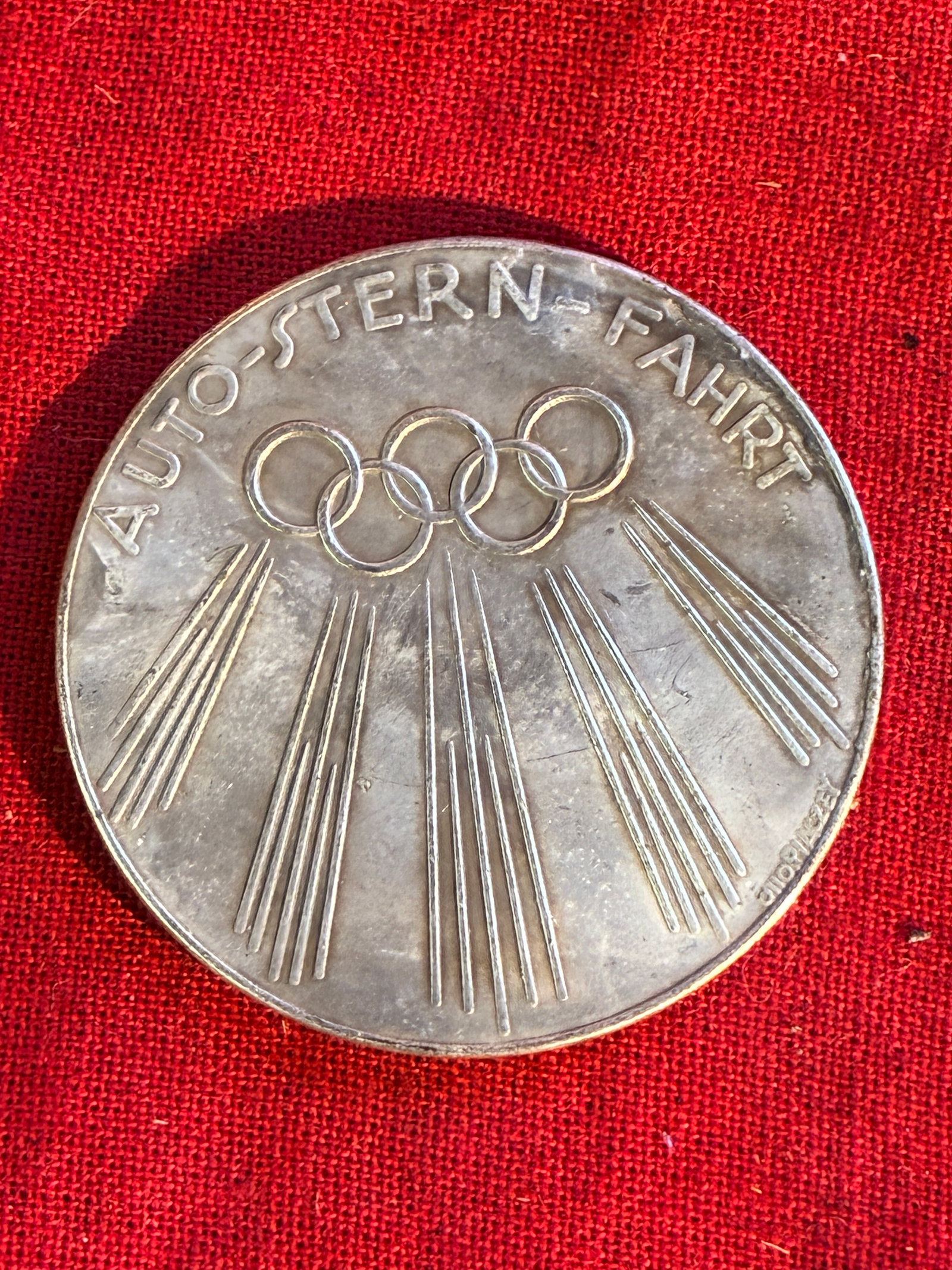 WW2 GERMAN COMMEMORATIVE OLYMPICS SILVER MEDAL COIN: WW2 GERMAN COMMEMORATIVE OLYMPICS SILVER MEDAL COIN. A RARE EXAMPLE. SHOWS GOOD WEAR AND USE WITH A BEAUTIFUL OVERALL PATINA. PLEASE VIEW ALL DETAILE DPICTURES. A RARE FIND.