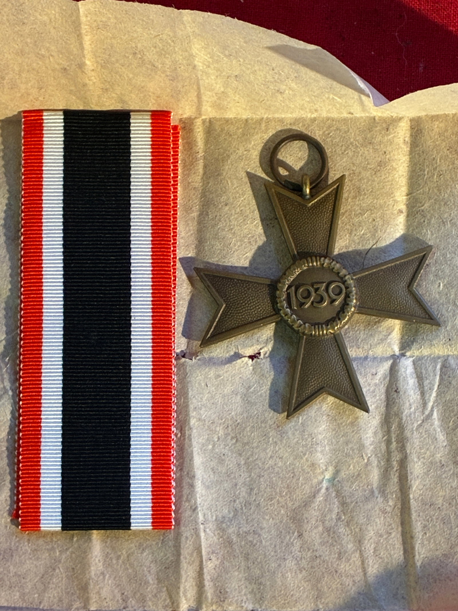 Complete WW2 German KVK 2nd Class without Swords by Deschler "1": Complete WW2 German KVK 2nd Class without Swords by Deschler "1". complete KVK 2nd Class without Swords by Deschler & Sohn, München. Buntmetall construction. Nice cross in mint unissued condition, co