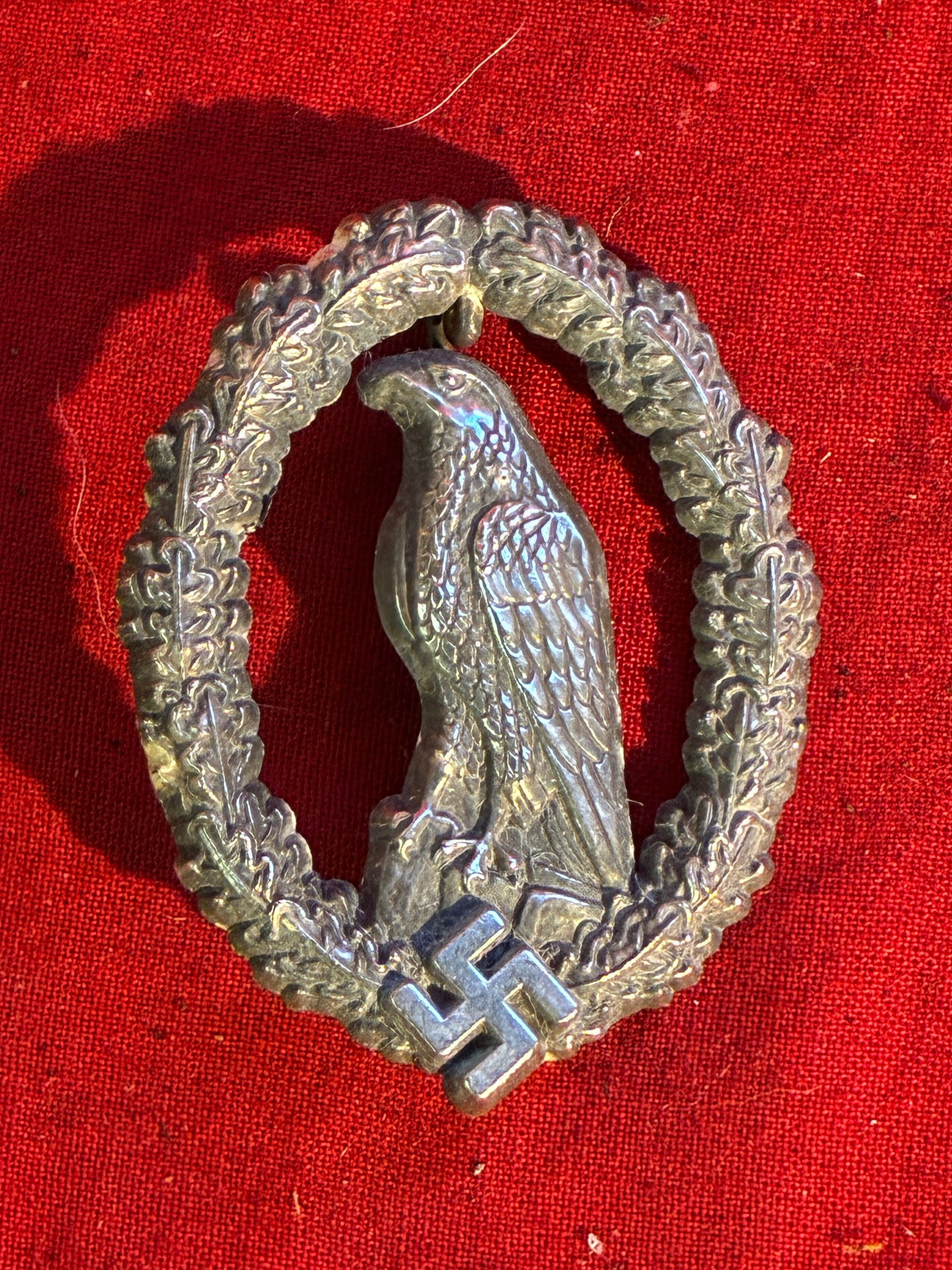 WWII GERMAN LUFTWAFFE RETIRED PILOTS BADGE: WWII GERMAN LUFTWAFFE RETIRED PILOTS BADGE. UNMARKED EXAMPLE THAT IS IN MINT OVERALL SHAPE AND CONDITION WITH A BEAUTIFUL OVERALL PATINA. PLEASE VIEW ALL DETAILED PICTURES. A RARE EXAMPLE OF THE TIME 