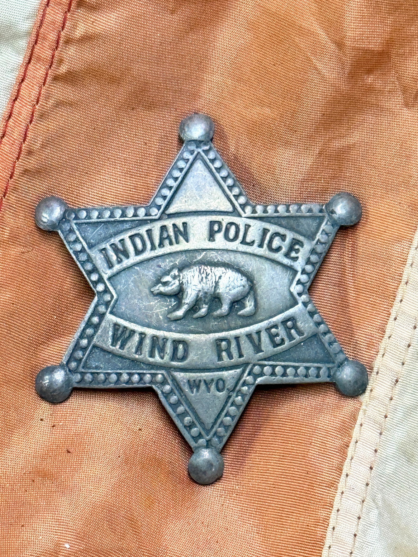 ANTIQUE 1800'S IDNAIN POLICE WIND RIVER WYO. BADGE: ANTIQUE 1800'S IDNAIN POLICE WIND RIVER WYO. BADGE. A VERY RARE FIND. MAKER MARKED ON THE BLADE. HAS BEAUTIFUL EBONY WOOD HANDLES THAT ARE TACKED. THE BLADE IS MAKER MARKED. COMES WITH THE ORIGINAL LE