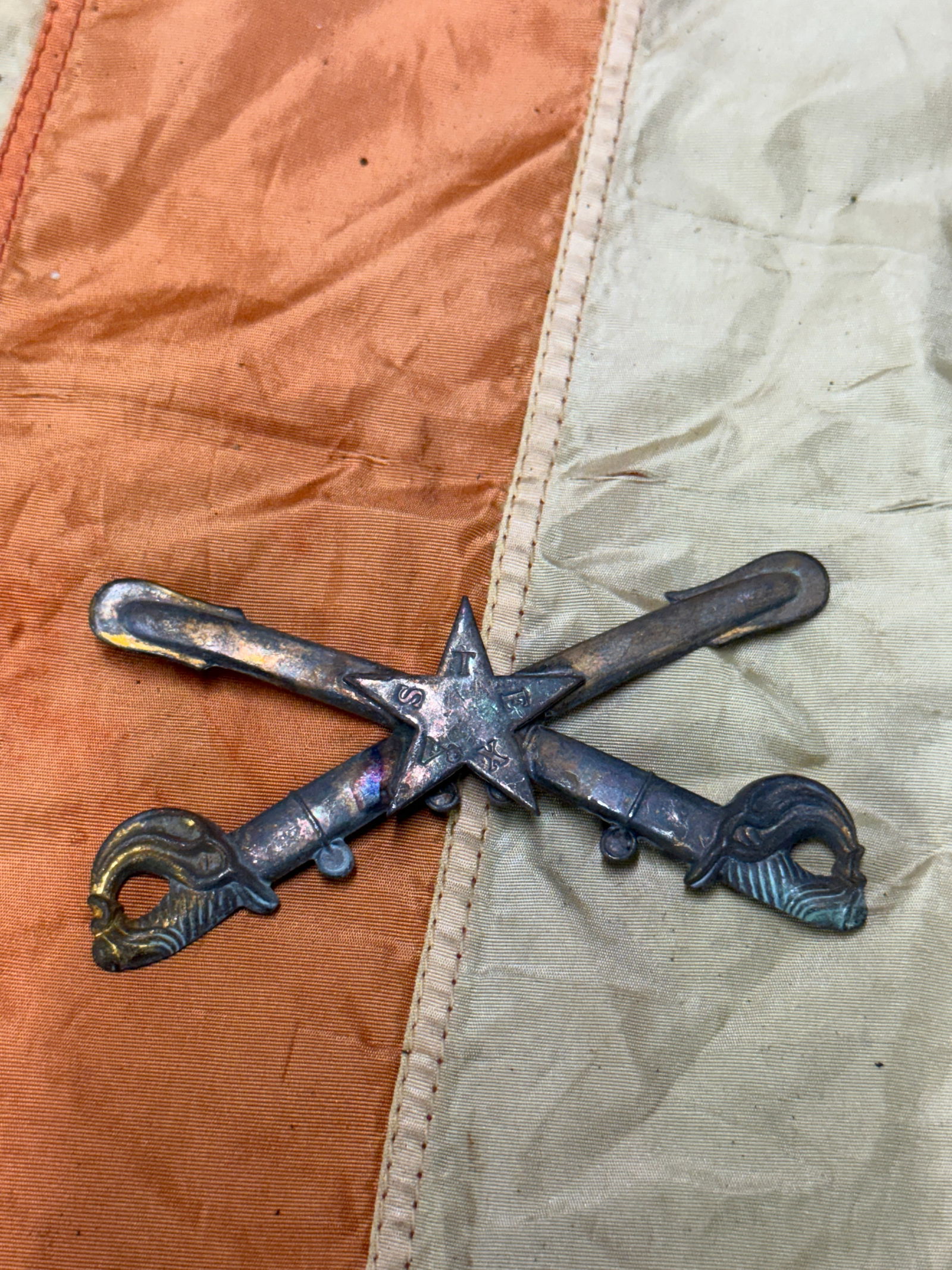 CIVIL WAR CONFEDERATE CSA CROSSED CAVALRY TEXAS HEADGEAR BADGE INSIGNIA: CIVIL WAR CONFEDERATE CSA CROSSED CAVALRY TEXAS HEADGEAR BADGE INSIGNIA. A VERY RARE FIND. MAKER MARKED ON THE BLADE. SHOWS GOOD WEAR AND USE WITH A BEAUTIFUL OVERALL PATINA. A VERY RARE FIND AND AN E