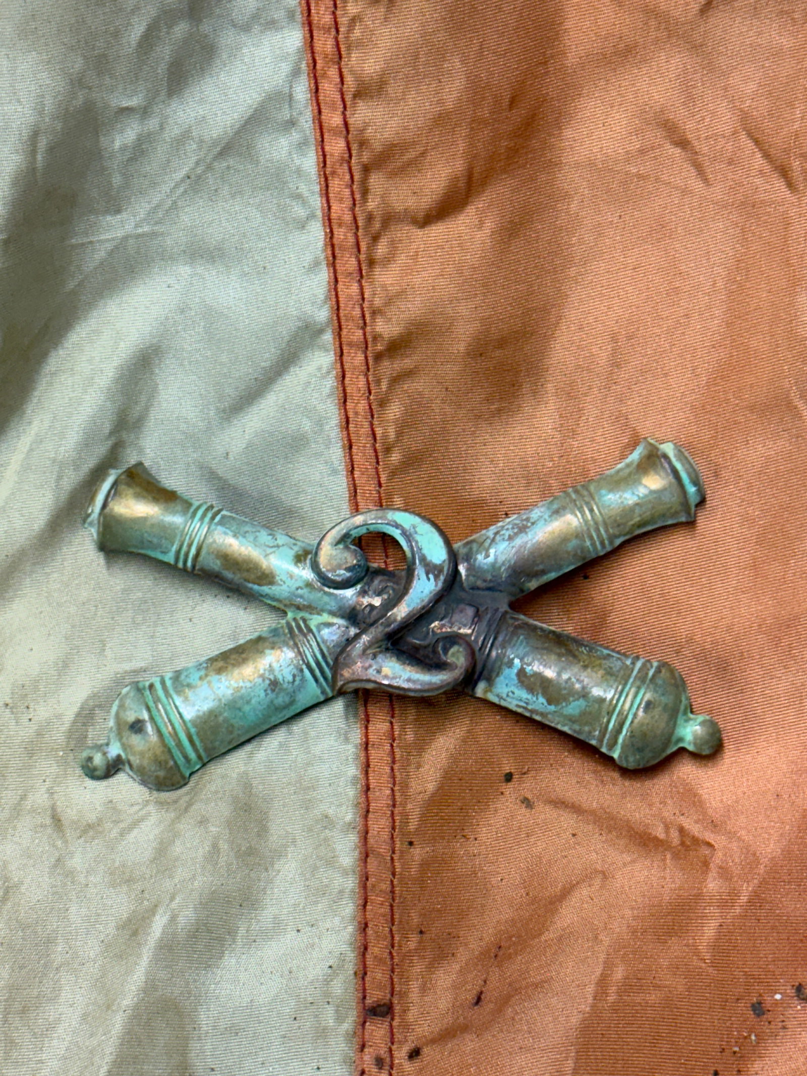 CIVIL WAR 2ND ARTILLERY HEADGEAR BADGE INSIGNIA: CIVIL WAR 2ND ARTILLERY HEADGEAR BADGE INSIGNIA. A VERY RARE FIND. MAKER MARKED ON THE BLADE. SHOWS GOOD WEAR AND USE WITH A BEAUTIFUL OVERALL PATINA. A VERY RARE FIND AND AN EXCEPTIONAL ADDITION TO Y