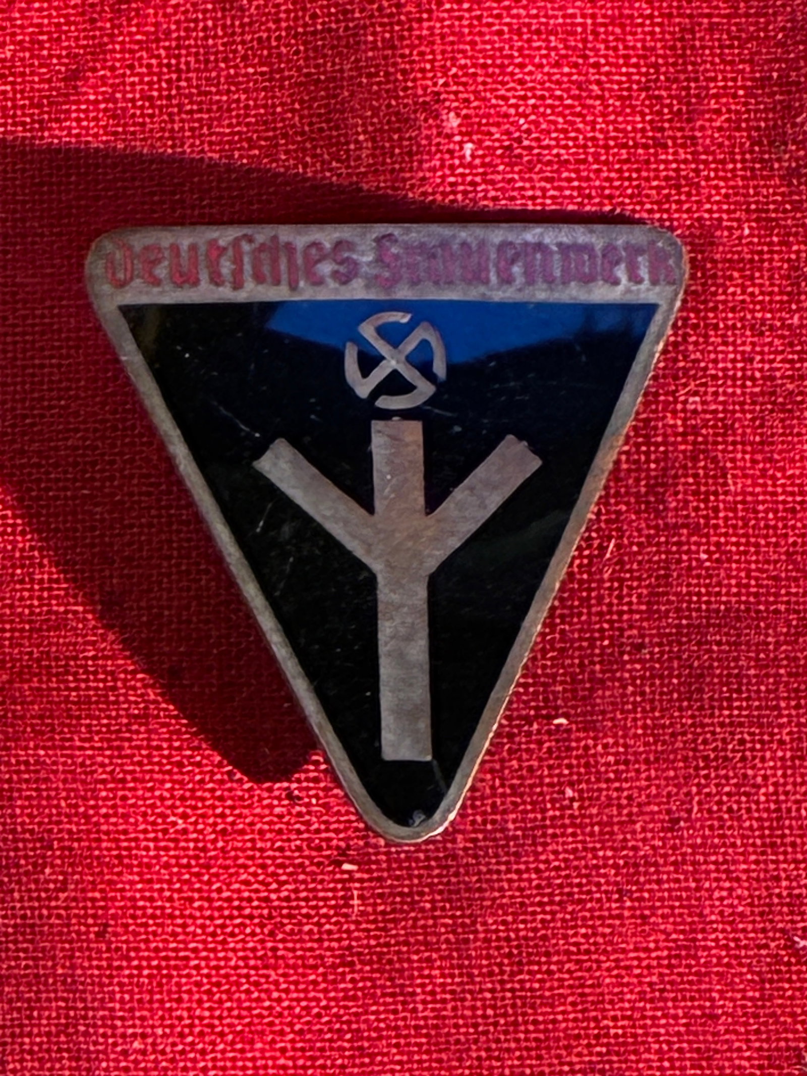 WW2 Deutsches Frauenwerk RZM M1/72 Lapel Pin Badge: WW2 Deutsches Frauenwerk RZM M1/72 Lapel Pin Badge. A very rare find that is in mint overall shape and condition with a beautiful overall patina. Shows good wear and use. Please view all deetailed pic