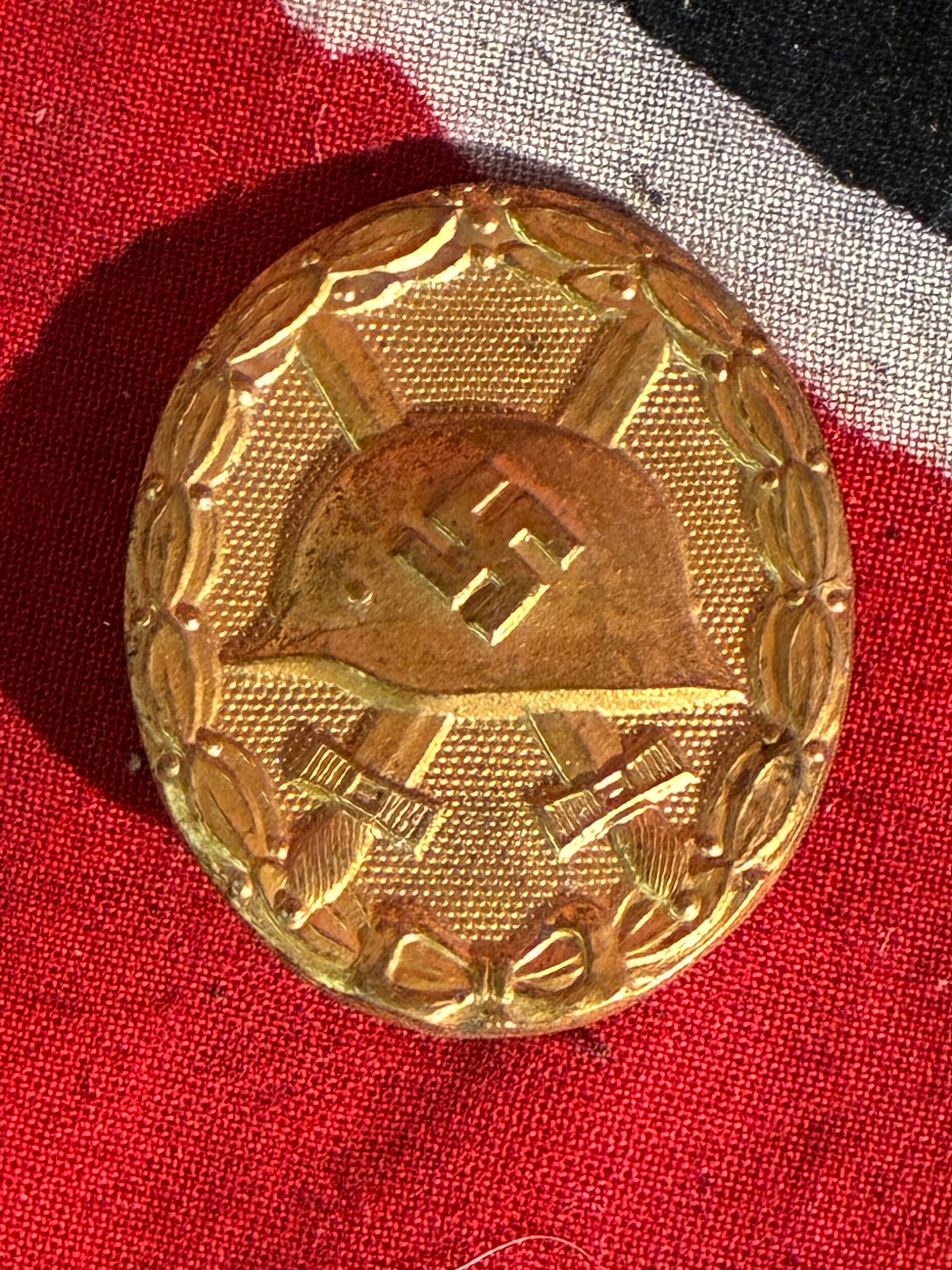 RARE WW2 GERMAN 3RD REICH WOUND BADGE IN GOLD - MAKER MARKED: RARE WW2 GERMAN 3RD REICH WOUND BADGE IN GOLD - MAKER MARKED. MISSING THE CLOSURE CLASP ON THE REVERSE. SHOWS GOOD WEAR AND USE WITH A BEAUTIFUL OVERALL PATINA. PLEASE VIEW ALL DETAILED PICTURES.
