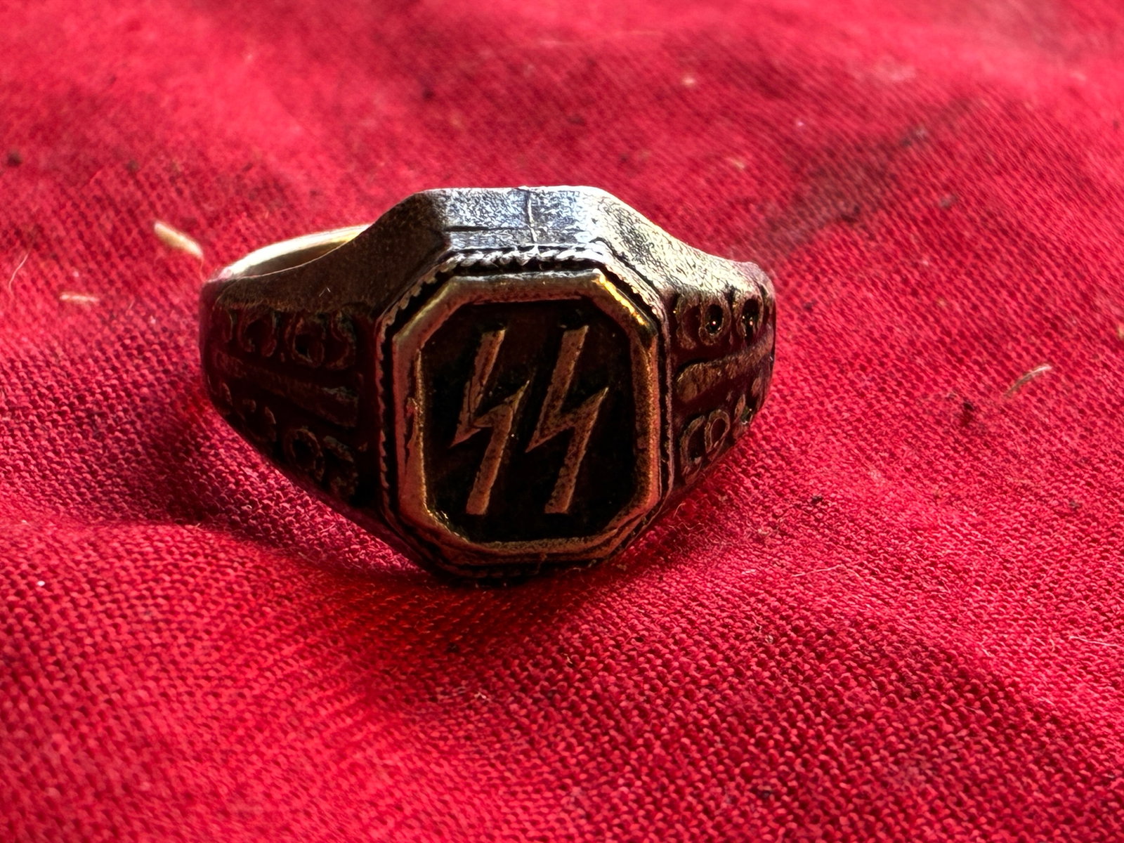 WW2 GERMAN 3RD REICH WAFFEN SS LIGHTNING BOLTS RUNES 800 SILVER RING: WW2 GERMAN 3RD REICH WAFFEN SS LIGHTNING BOLTS RUNES 800 SILVER RING. AN ULTRA RARE FIND THAT IS IN MINT OVERALL SHAPE AND CONDITION WITH A BEAUTIFUL OVERALL PAITNA. SHOWS GOOD WEAR AND USE WITH A BEA