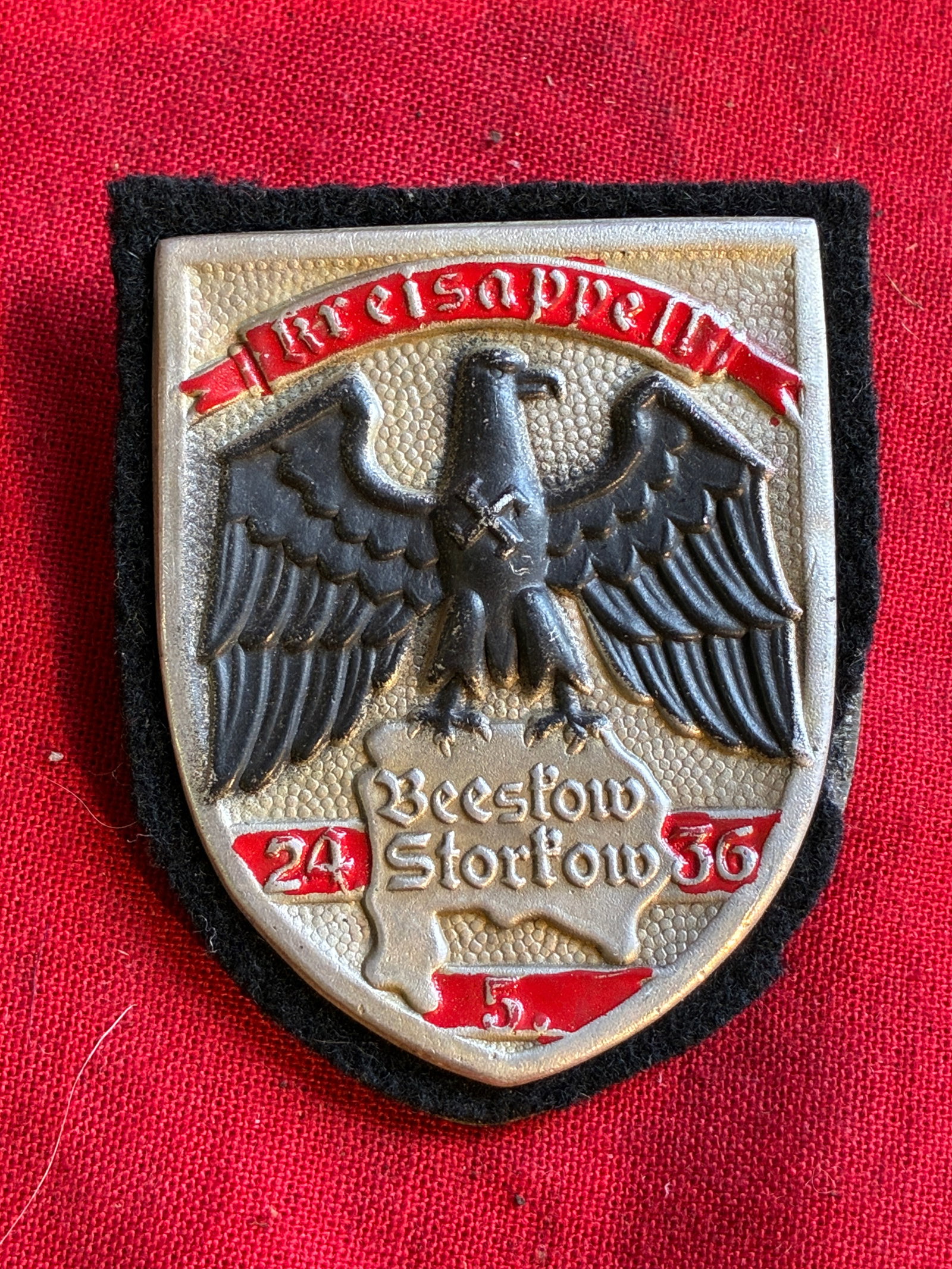 1936 WW2 German Beeskow-Storkow Kreisappell Placa By RZM 63: 1936 WW2 German Beeskow-Storkow Kreisappell Placa By RZM 63. A rare find. Shows good wear and use with a beautiful overall patina. Please view all detailed pictures. A very rare example of the time pe