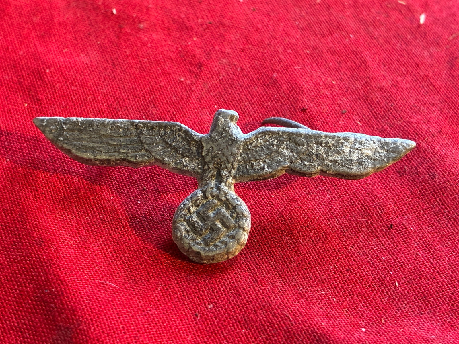 WWII German Army (Heer) OFFICER’S WHITE SUMMER TUNIC BREAST EAGLE: WWII German Army (Heer) OFFICER’S WHITE SUMMER TUNIC BREAST EAGLE. The German army originally adopted a slightly modified version of the NSDAP’s, Nationalsozialistische Deutsche Arbeiterpartei, (N
