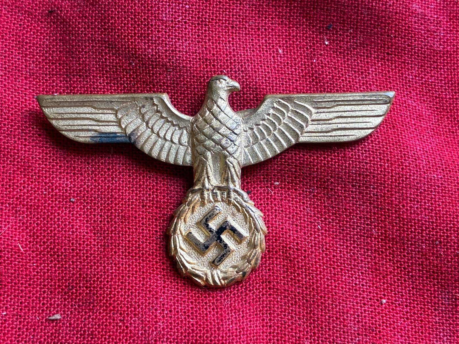 WW2 GERMAN NSDAP POLITICAL LEADERS VISOR CAP EAGLE: WW2 GERMAN NSDAP POLITICAL LEADERS VISOR CAP EAGLE. A VERY RARE FIND WITH THE ATTACHMENTS LOOPS STILL ATTACHED TO THE REVERSE. SHOWS GOOD WEAR AND USE WITH A BEAUTIFUL PATINA THROUGHOUT. PLEASE VIEW A