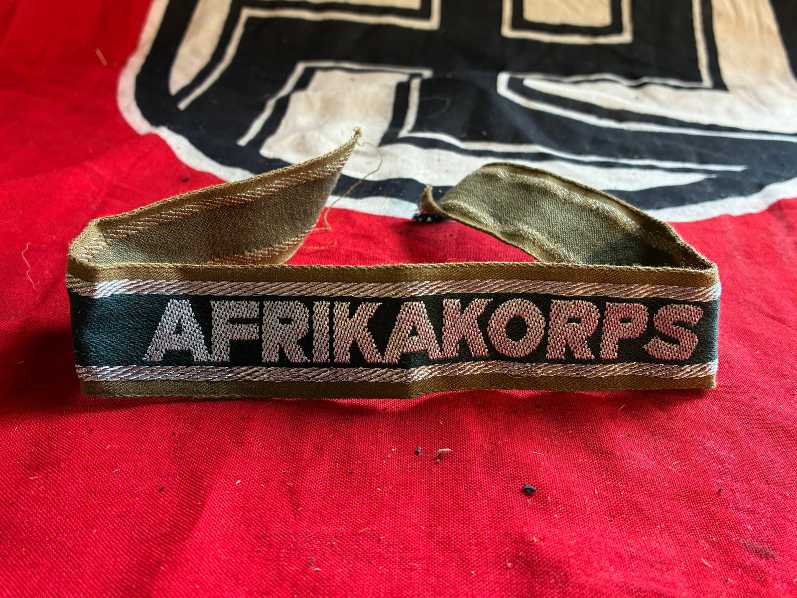 RARE WW2 GERMAN AFRIKA KORPS CUFF TITLE: RARE WW2 GERMAN AFRIKA KORPS CUFF TITLE. A RARE FIND. SHOWS GOOD WEAR AND USE WITH A BEAUTIFUL OVERALL PATINA. PLEASE VIEW ALL DETAILED PICTURES. A RARE EXAMPLE OF THE TIME PERIOD.