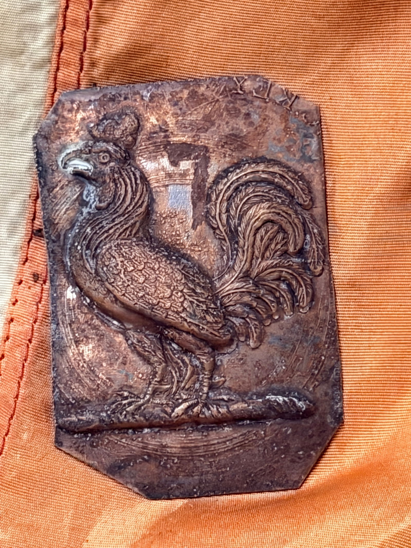 CIVIL WAR 7TH OHIO POULTRY FARMERS HEADGEAR BADGE INSIGNIA: CIVIL WAR 7TH OHIO POULTRY FARMERS HEADGEAR BADGE INSIGNIA. A RARE FIND. SHOWS GOOD WEAR AND USE WITH A BEAUTIFUL OVERALL PATINA. HAS A GREAT LOOK TO IT WITH AN EXCELLENT OVERALL EYE APPEAL. A RARE FI