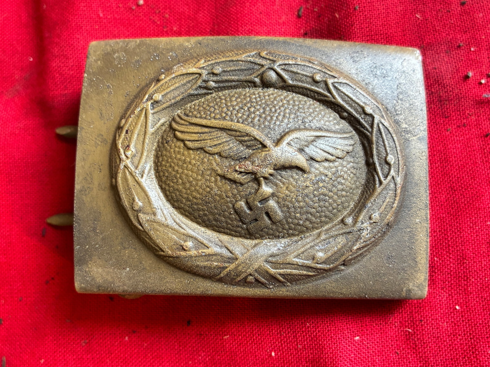 WW2 GERMAN LUFTWAFFE ENLISTED BELT BUCKLE: WW2 GERMAN LUFTWAFFE ENLISTED BELT BUCKLE. A RARE FIND. SHOWS GOOD WEAR AND USE WITH A BEAUTIFUL OVERALL PATINA. PLEASE VIEW ALL DETAILED PICTURES. A RARE EXAMPLE OF THE TIME PERIOD.