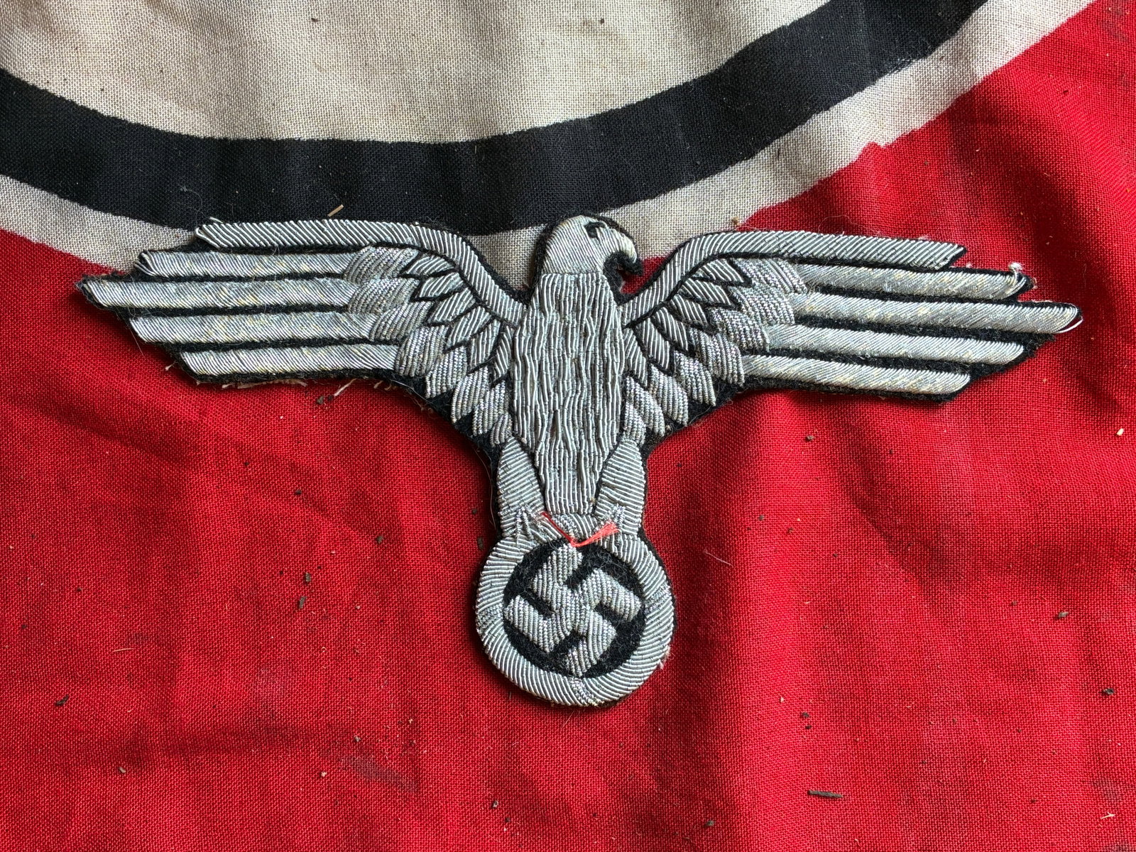 RARE LARGE WW2 GERMAN WAFFEN SS BULLION PATCH INSIGNIA: RARE LARGE WW2 GERMAN WAFFEN SS BULLION PATCH INSIGNIA. A RARE FIND. SHOWS GOOD WEAR AND USE WITH A BEAUTIFUL OVERALL PATINA. PLEASE VIEW ALL DETAILED PICTURES. A RARE EXAMPLE OF THE TIME PERIOD.