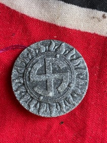 WW2 GERMAN ROUNDED SWASTIKA PIN BADGE BY WILHELM SCHRODER & CO IN LUNDENSCHEID